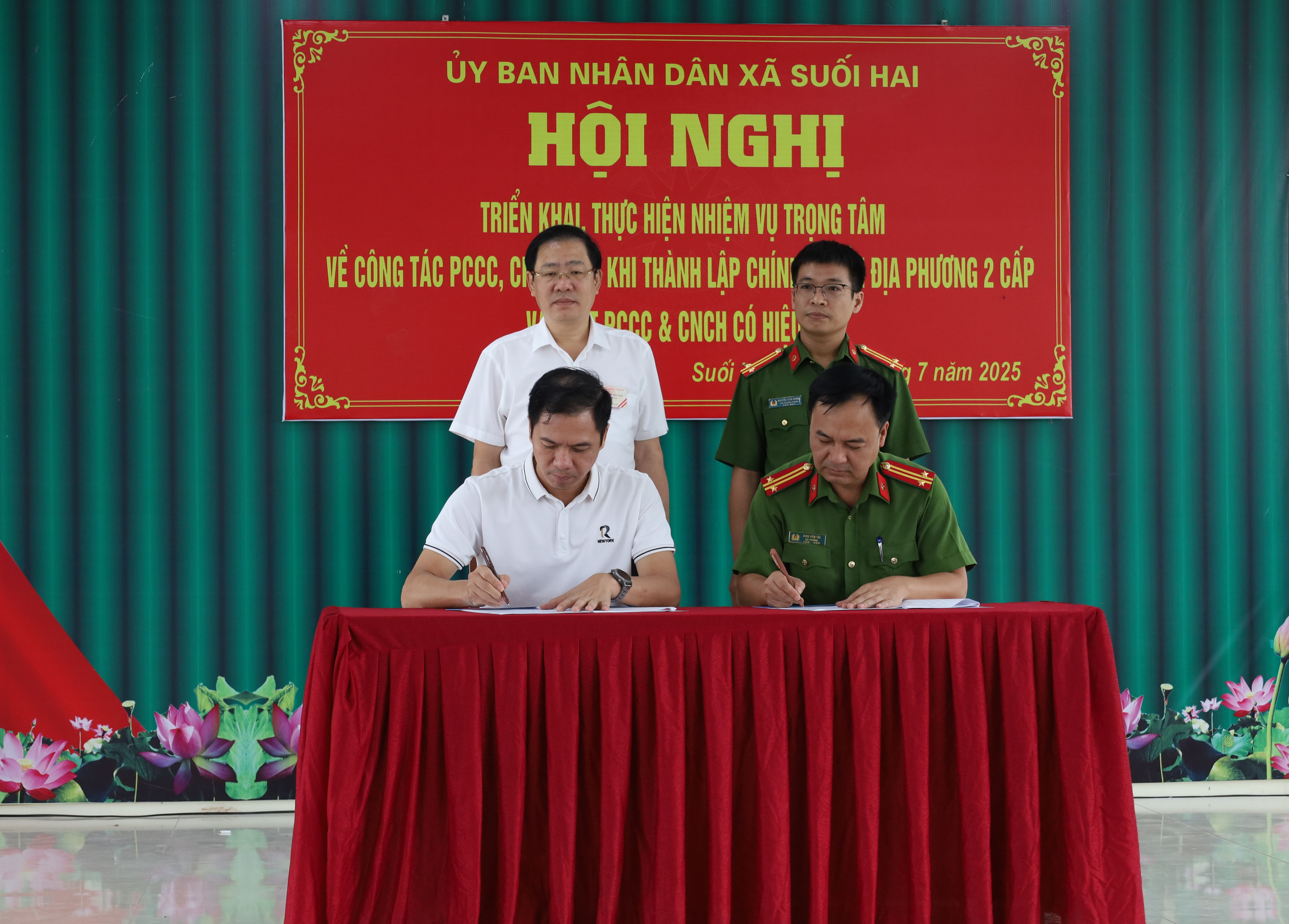 Đại diện UBND Xã Suối Hai và Chỉ huy Đội CC&CNCH khu vực số 27 đã ký nhận bàn giao danh sách cơ sở và trao đổi cung cấp thông tin một số loại hình cơ sở có trên địa bàn xã.