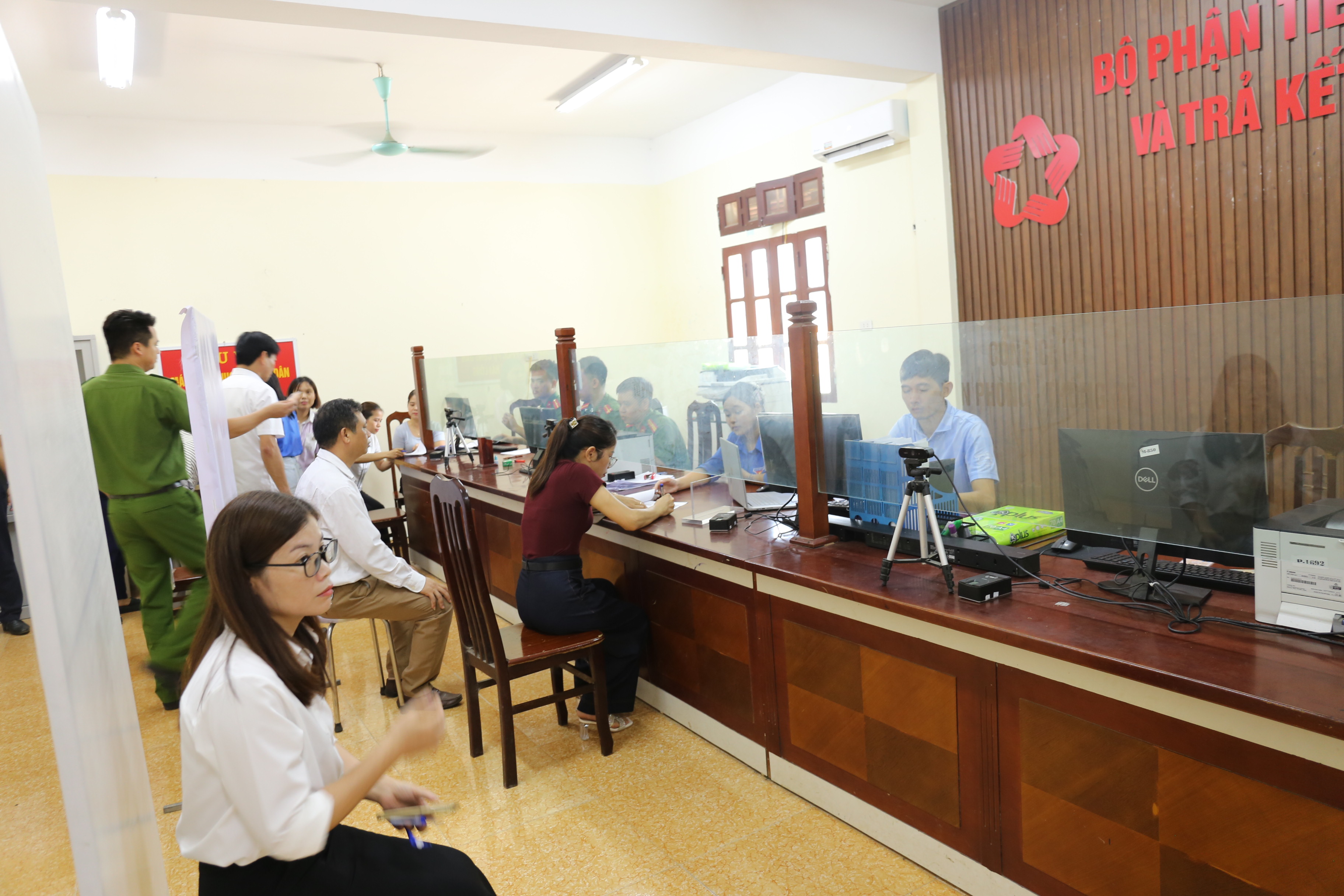Công an xã Bất Bạt  đã bố trí 05 máy tính kết nối đường truyền tốc độ cao, thu nhận thông tin làm thẻ đảng viên