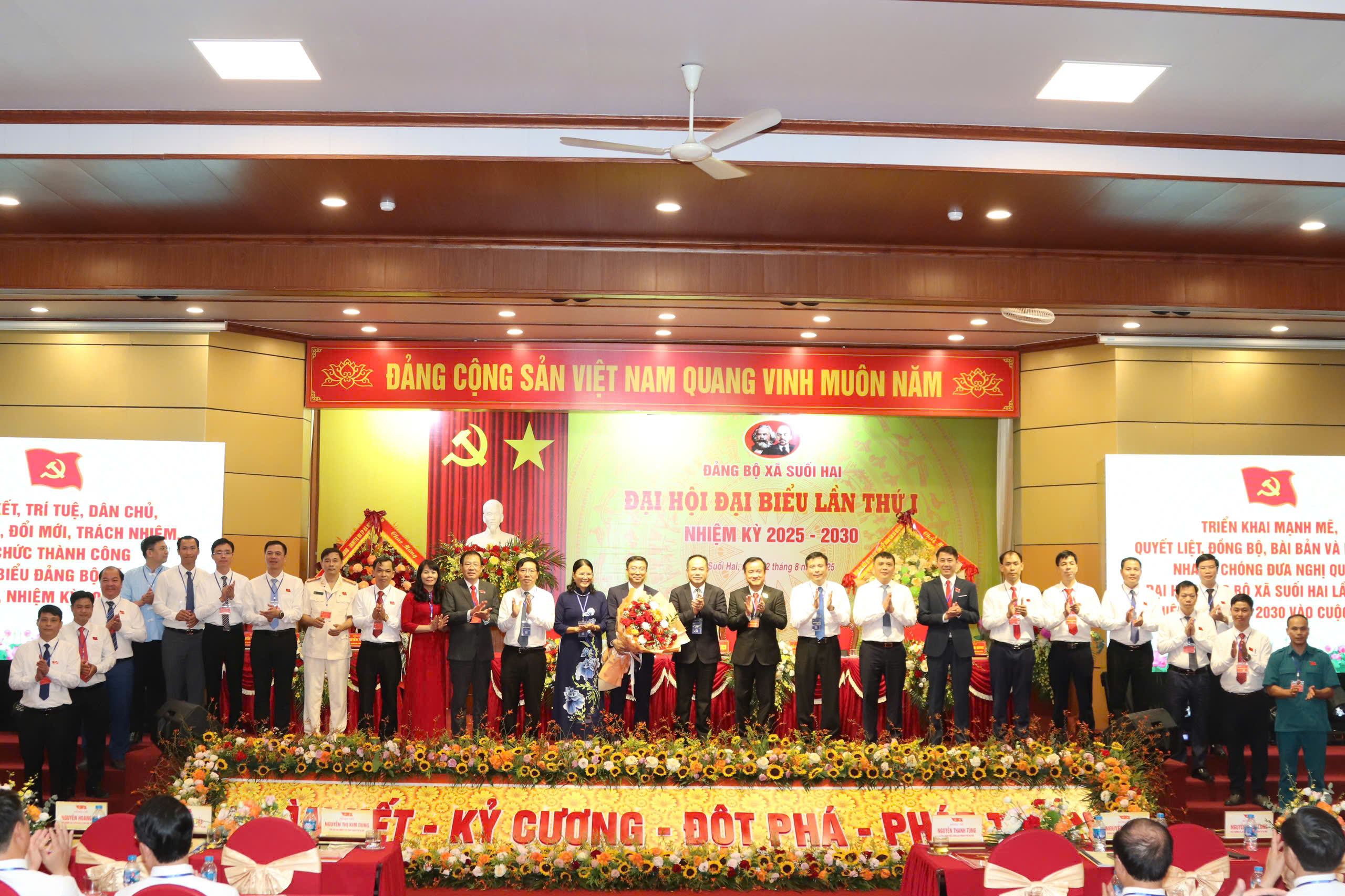 Ban chấp hành Đảng bộ xã Suối Hai khóa I, nhiệm kỳ 2025 -2030 ra mắt Đại hội