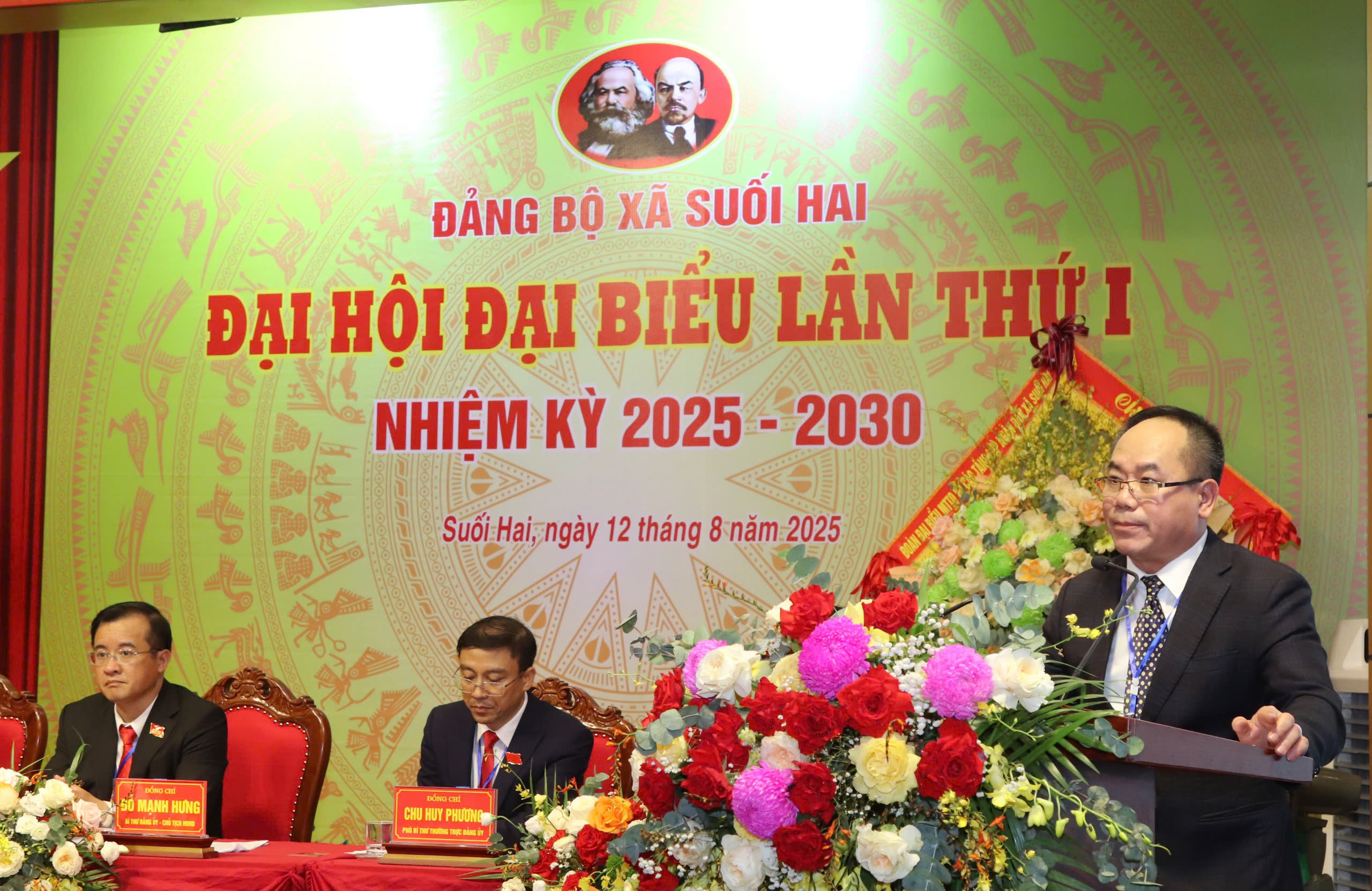 Trung tướng Nguyễn Thanh Tùng – Ủy viên Ban Thường vụ Thành ủy, Giám đốc Công an Thành phố Hà Nội tặng hoa chúc mừng Đại hội