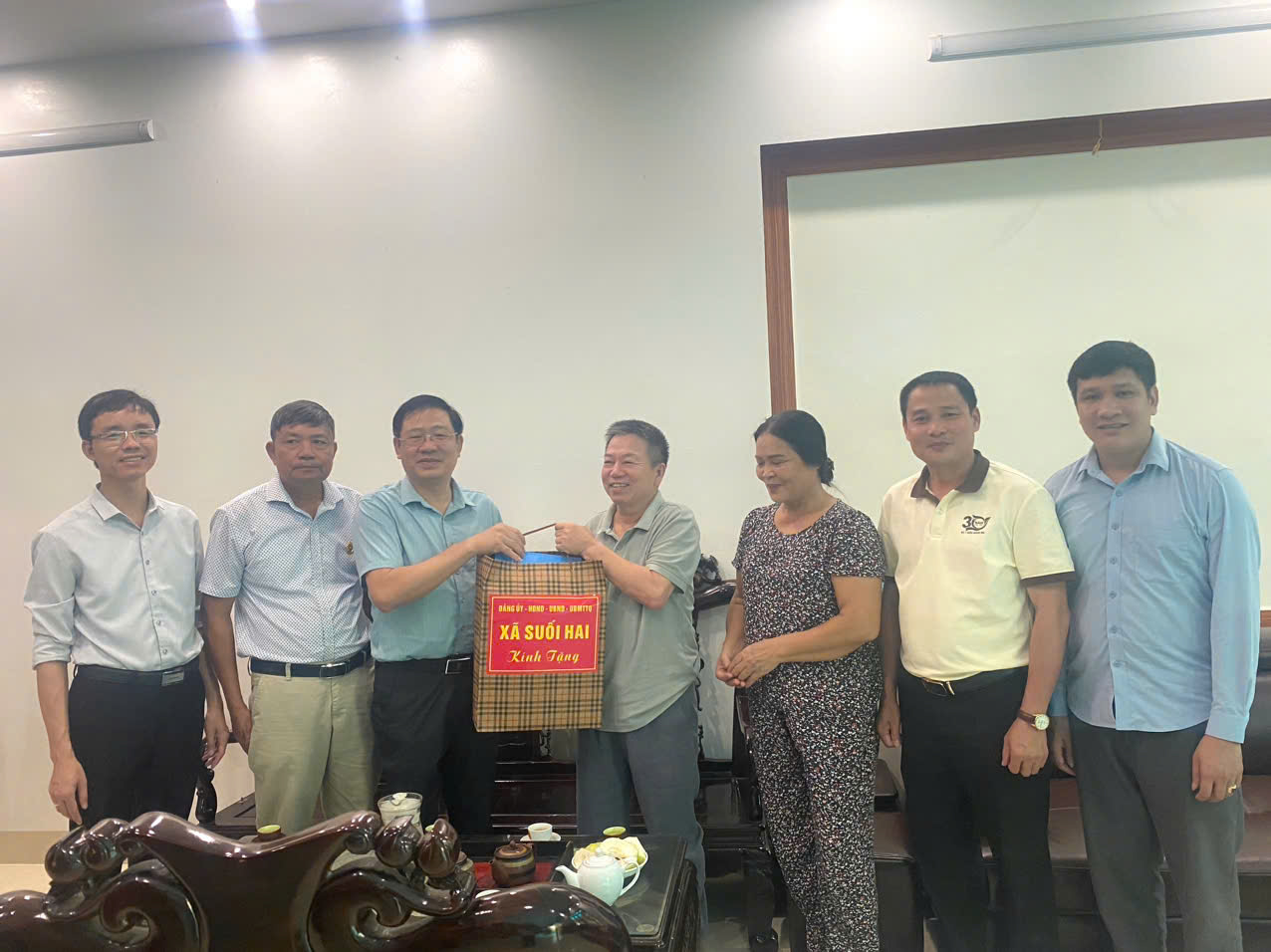 Đoàn công tác thứ hai do đồng chí Nguyễn Ngọc Mạnh – Phó Bí thư Đảng ủy, Chủ tịch UBND xã dẫn đầu đã đến thăm gia đình thương binh: ông Ngô Cảnh Thạc, thôn Yên Thành – xã Suối Hai.
