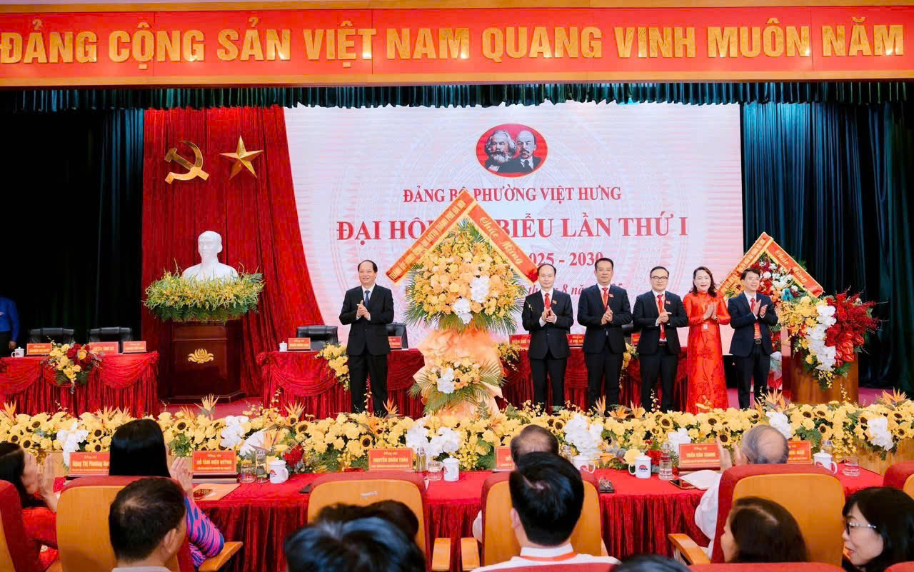 Đồng chí Nguyễn Doãn Toản - Ủy viên Ban Thường vụ Thành ủy, Trưởng Ban Tuyên giáo và Dân vận Thành ủy tặng hoa chúc mừng Đại hội.