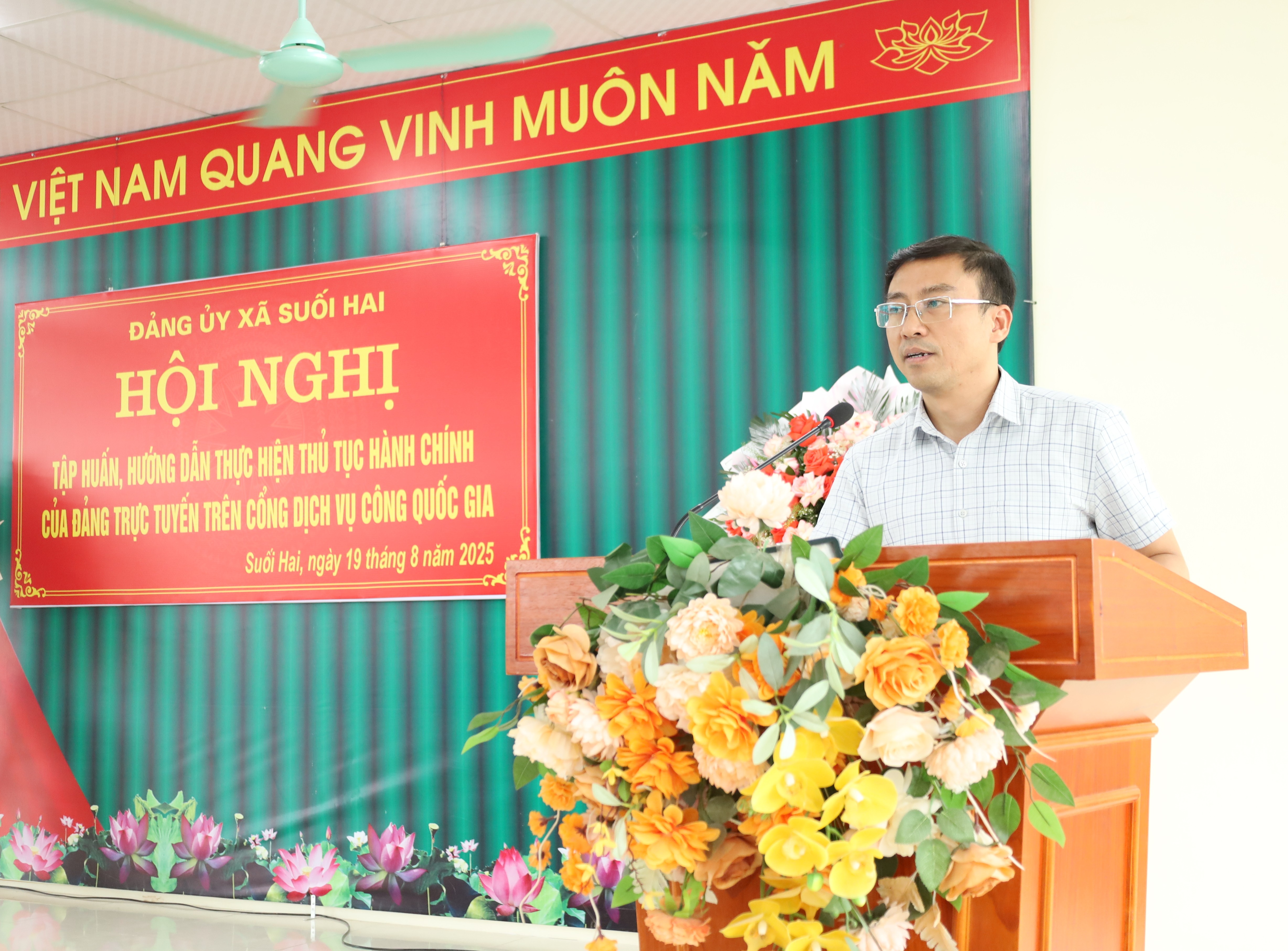 Đồng chí Chu Huy Phương - Phó bí thư Thường trực Đảng ủy xã Suối Hai phát biểu khai mạc hội nghị