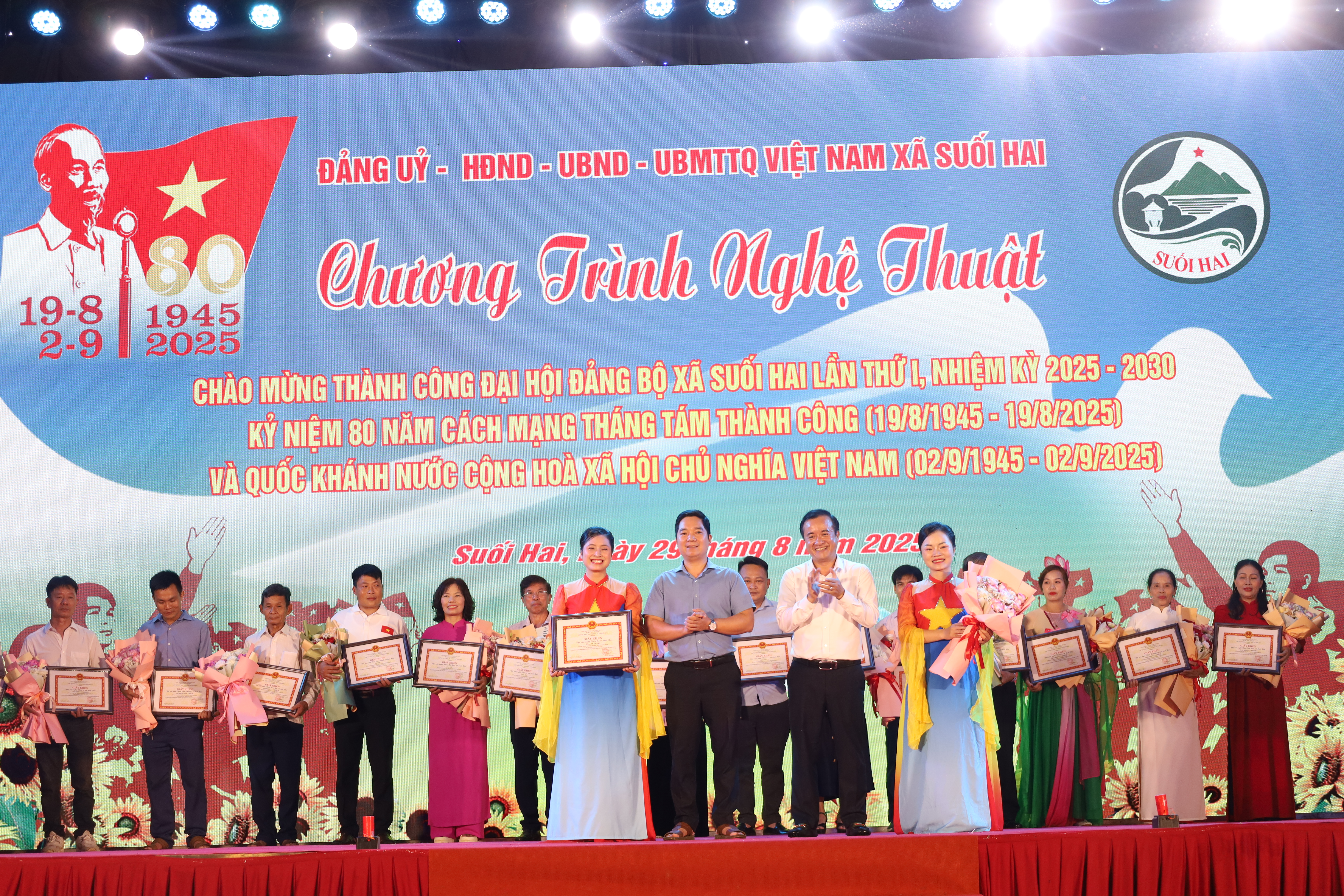Đồng chí Đỗ Mạnh Hưng - Bí thư Đảng uỷ - Chủ tịch HĐND xã trao giải xuất sắc cho đội văn nghệ đến từ thôn 7 xã Suối Hai