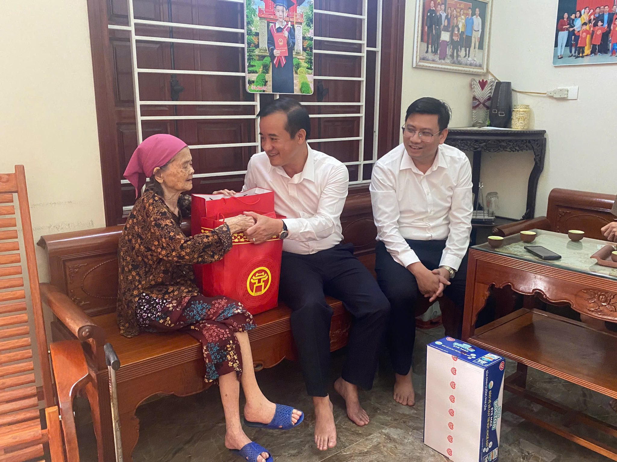Đồng chí Đỗ Mạnh Hưng - Bí thư Đảng uỷ - Chủ tịch HĐND xã tặng quà và hỏi thăm sức khoẻ người có công Đào Thị Phiến