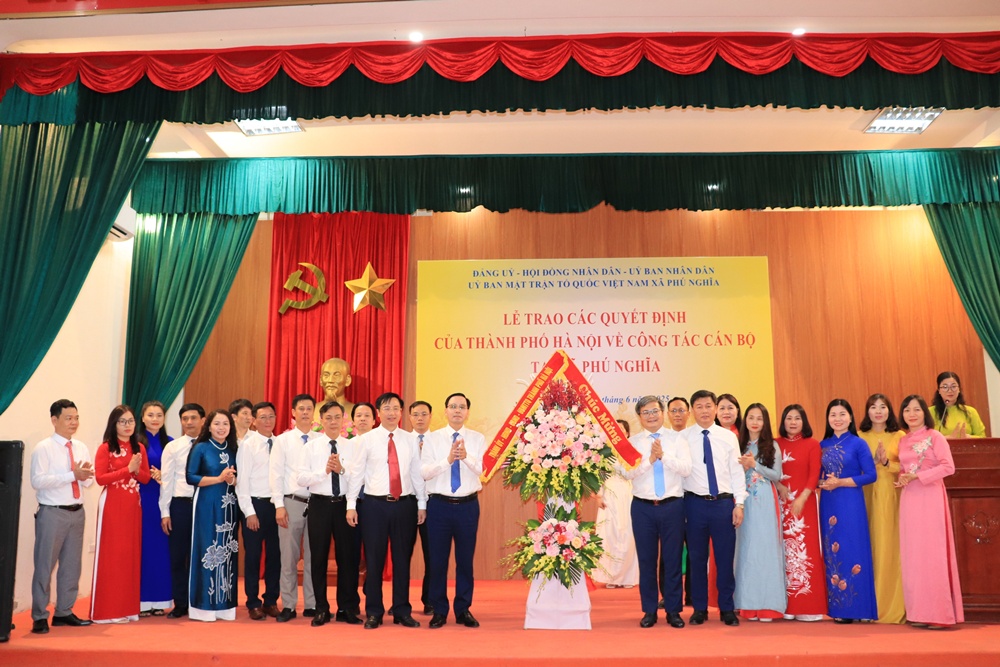 Phó Chủ tịch UBND Thành phố Hà Nội Trương Việt Dũng chúc mừng Ban chấp hành Đảng bộ xã Phú Nghĩa tại Lễ công bố Quyết định thành lập Đảng bộ xã Phú Nghĩa sau sắp xếp đơn vị hành chính.