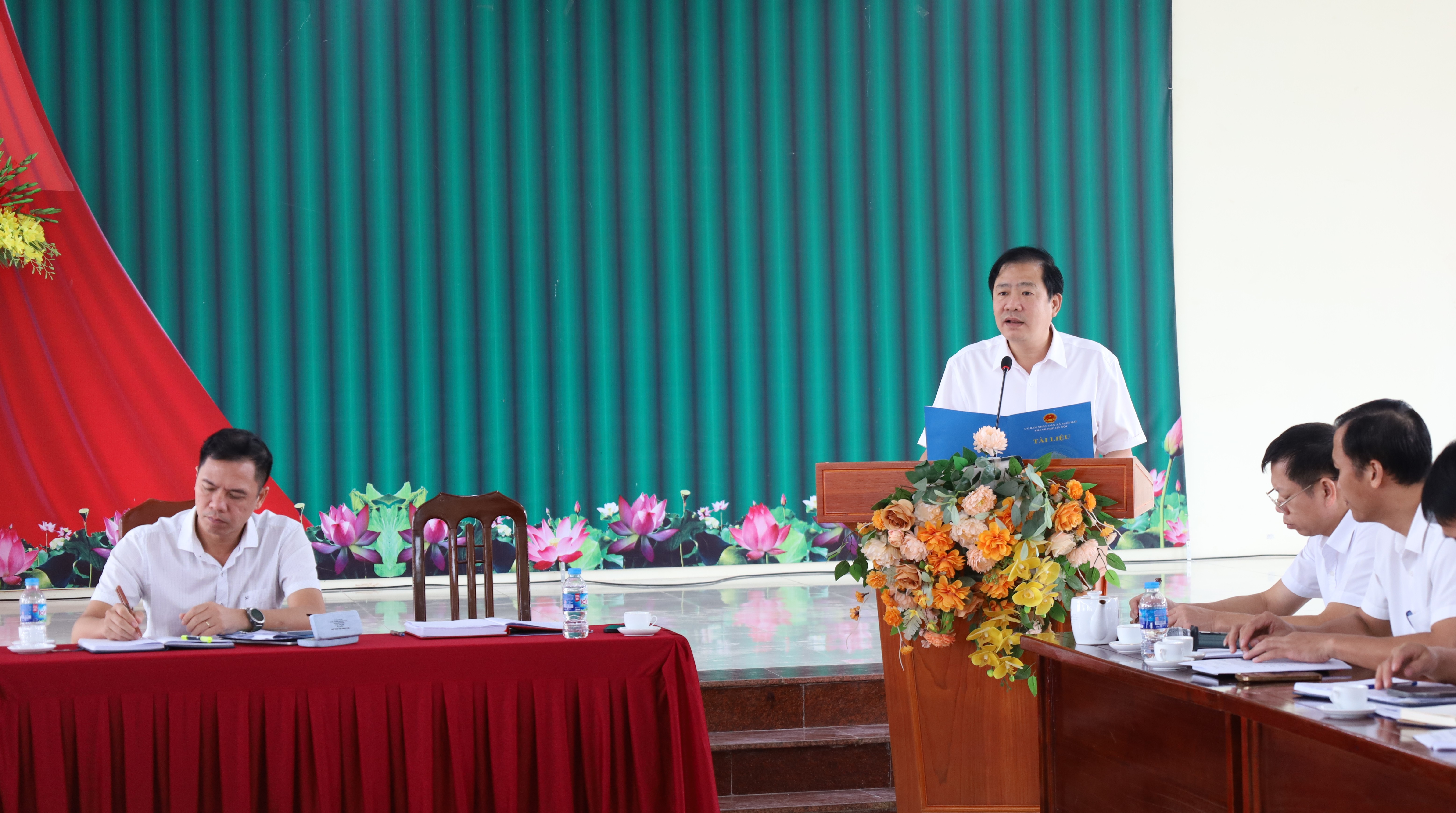 Đồng chí Nguyễn Ngọc Mạnh - Phó Bí thư Đảng ủy -Chủ tịch UBND xã phát biểu tại hội nghị