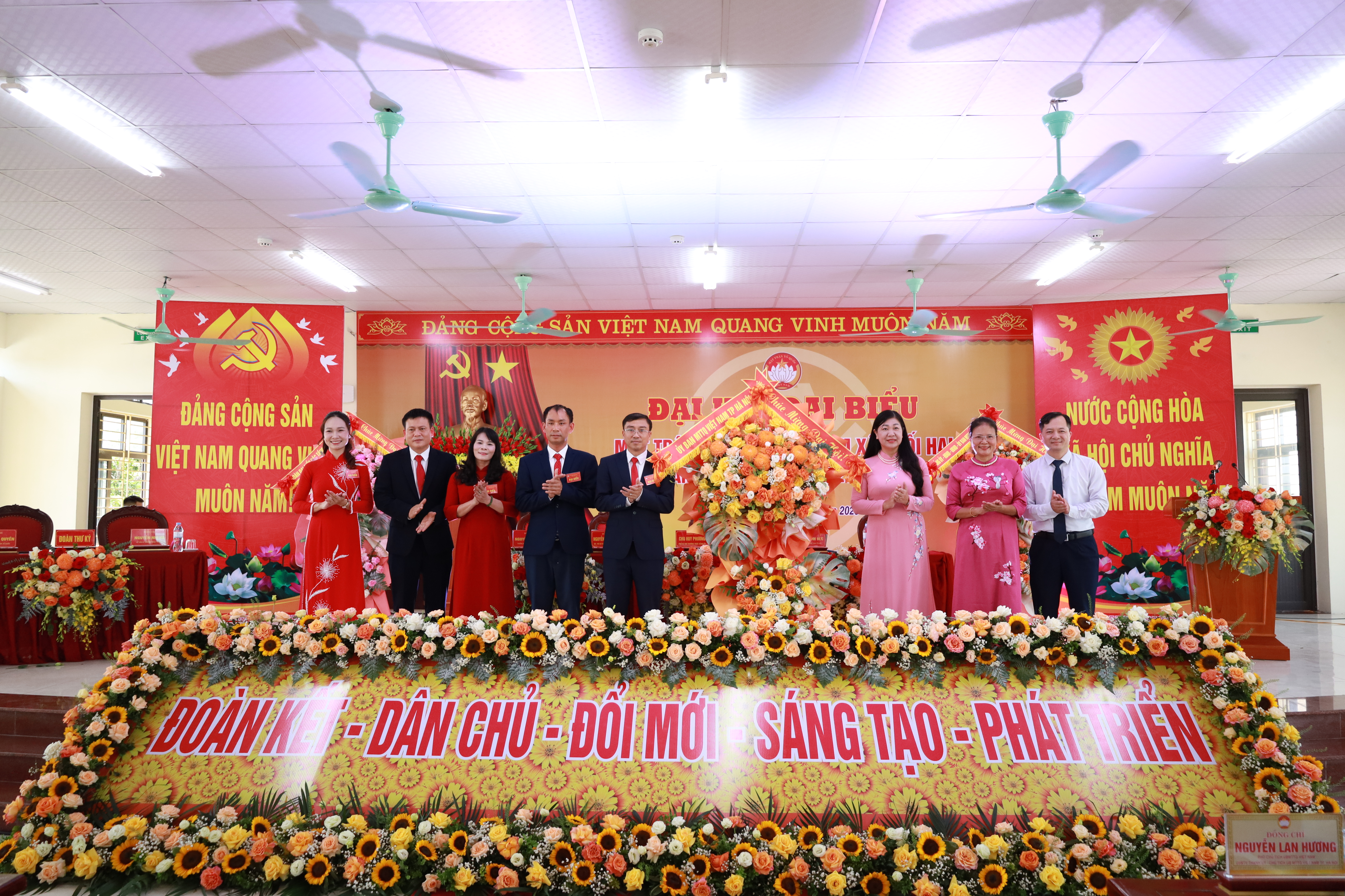 Đồng chí Nguyễn Thị Lan Hương Phó chủ tịch Ủy ban Trung ương MTTQ Việt Nam, Ủy viên BTV Thành ủy, Chủ tịch Ủy ban MTTQ Việt Nam thành phố Hà Nội cùng các đồng chí lãnh đạo MTTQ thành phố tặng hoa chúc mừng Đại hội