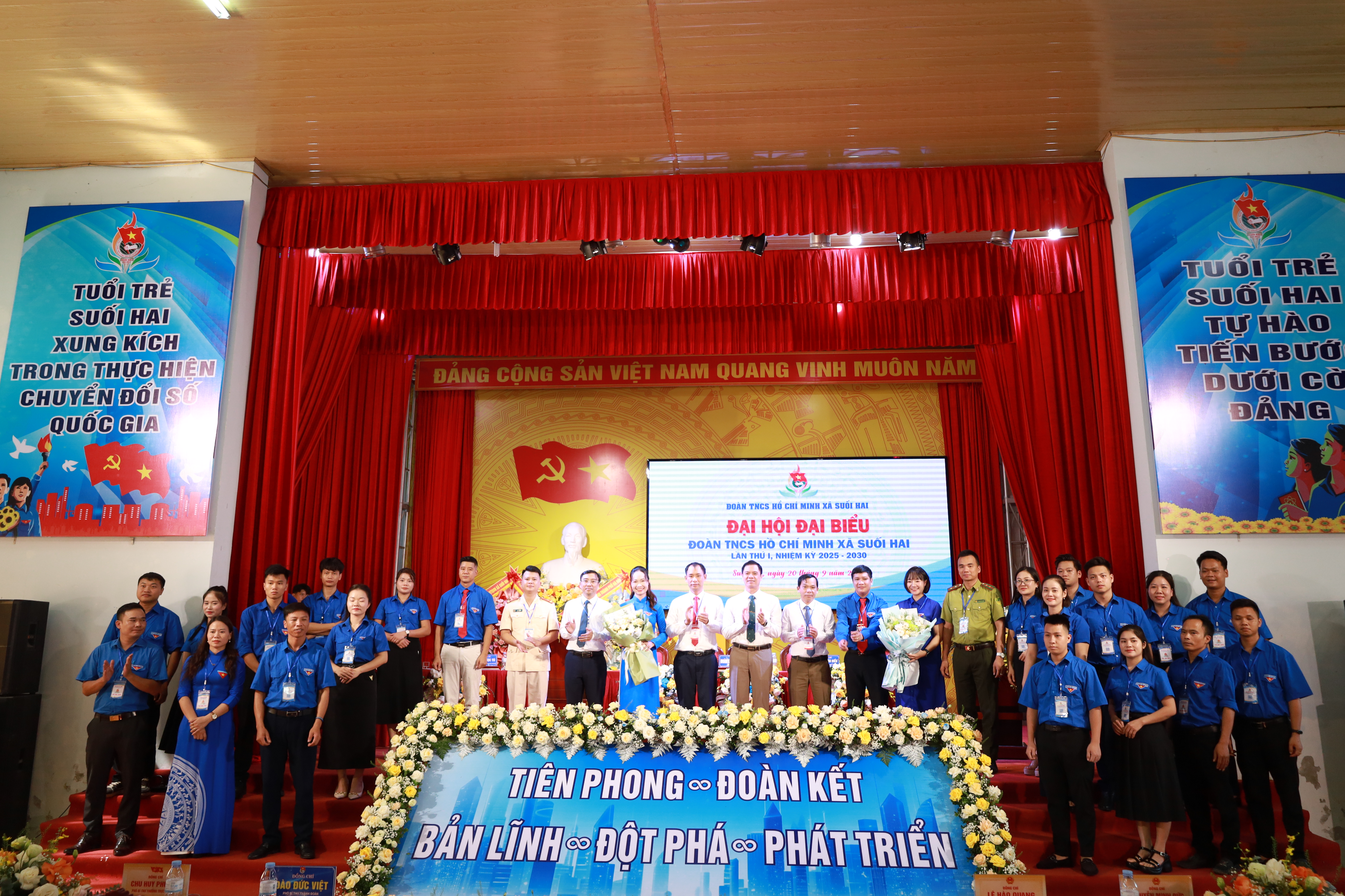Ban chấp hành đoàn xã khóa mới ra mắt Đại hội