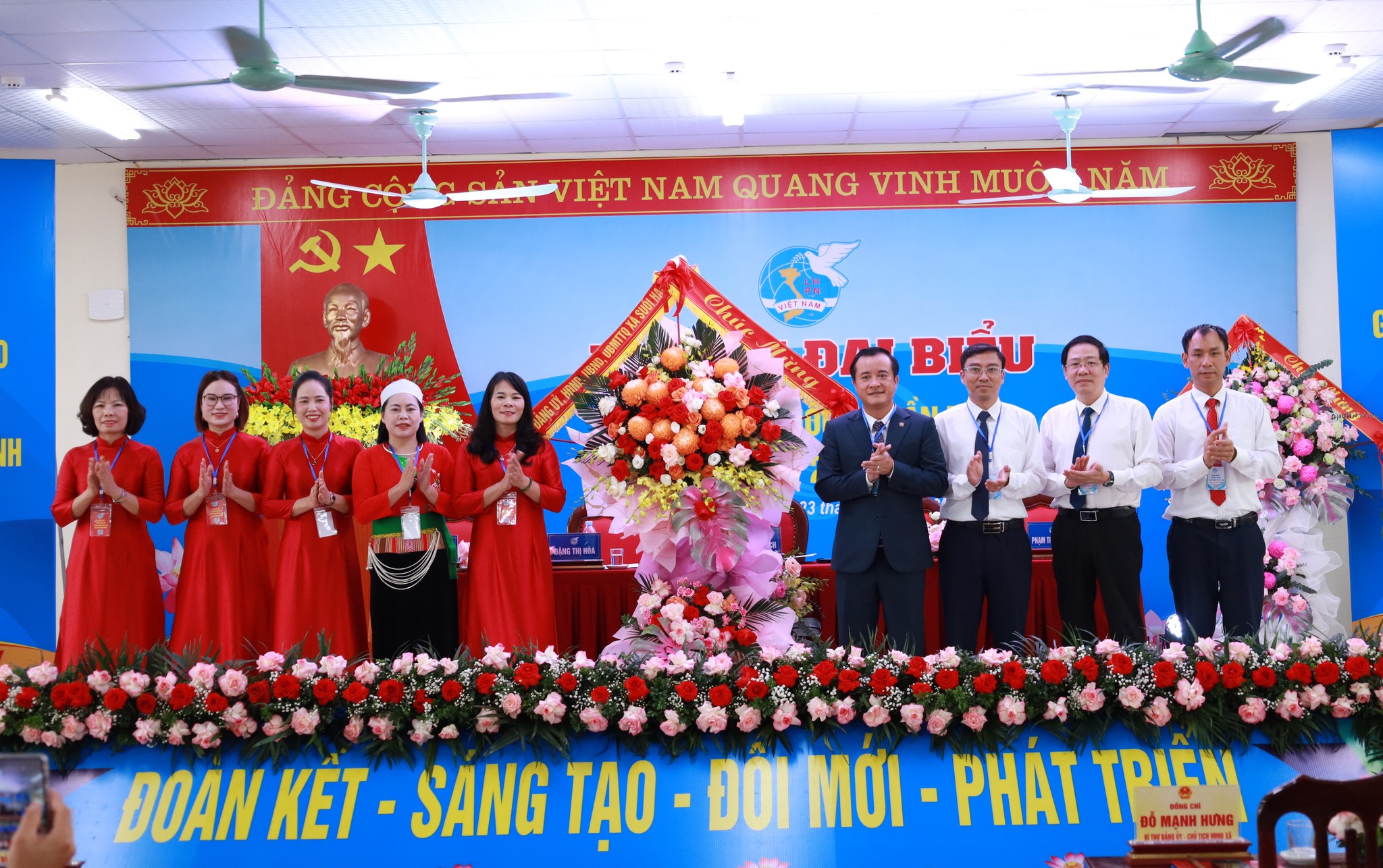 Các đồng chí lãnh đạo xã Suối Hai tặng hoa chúc mừng Đại hội