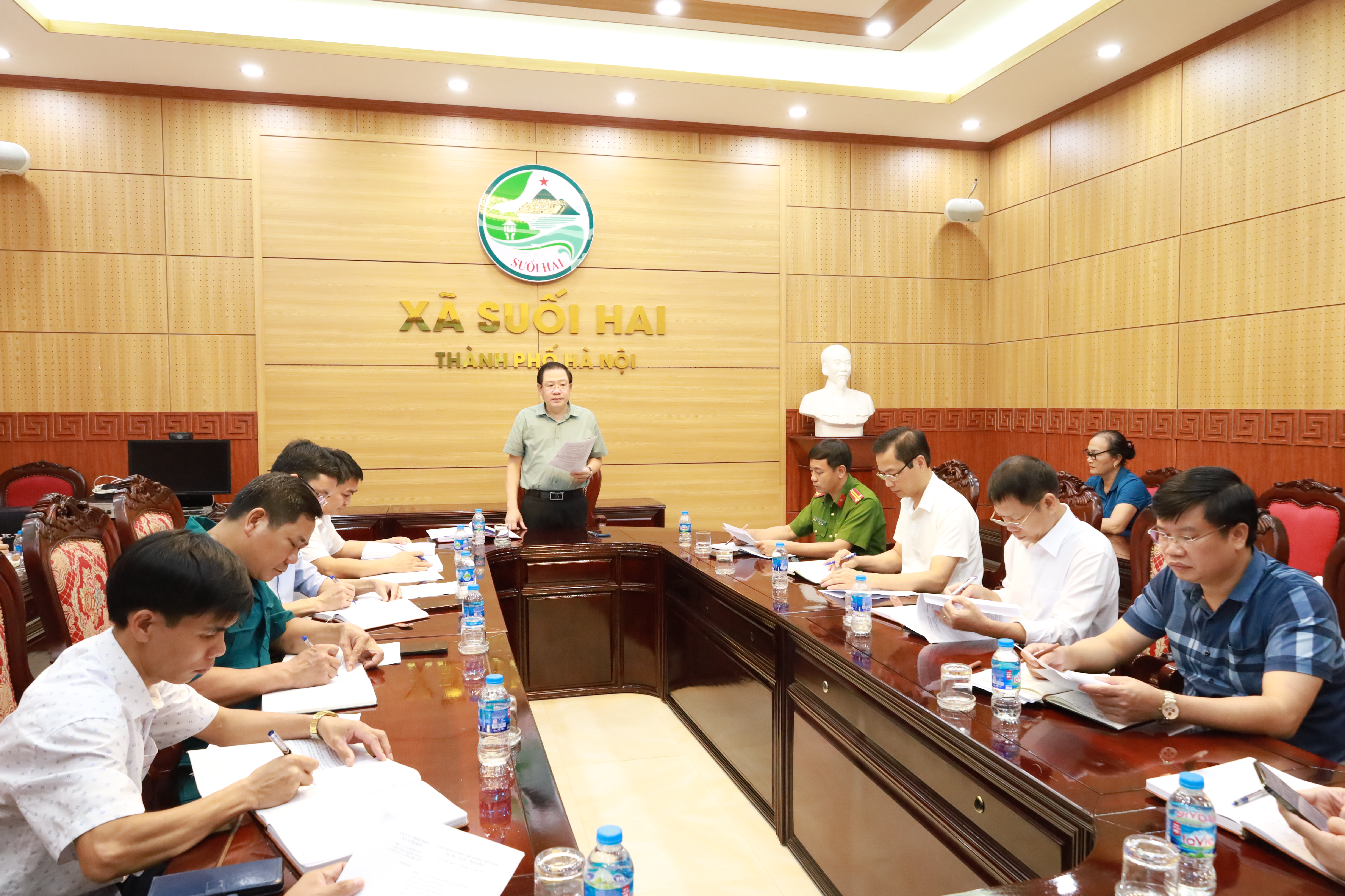 Đồng chí Nguyễn Ngọc Mạnh – Phó bí thư Đảng uỷ - Chủ tịch UBND xã chủ trì cuộc họp