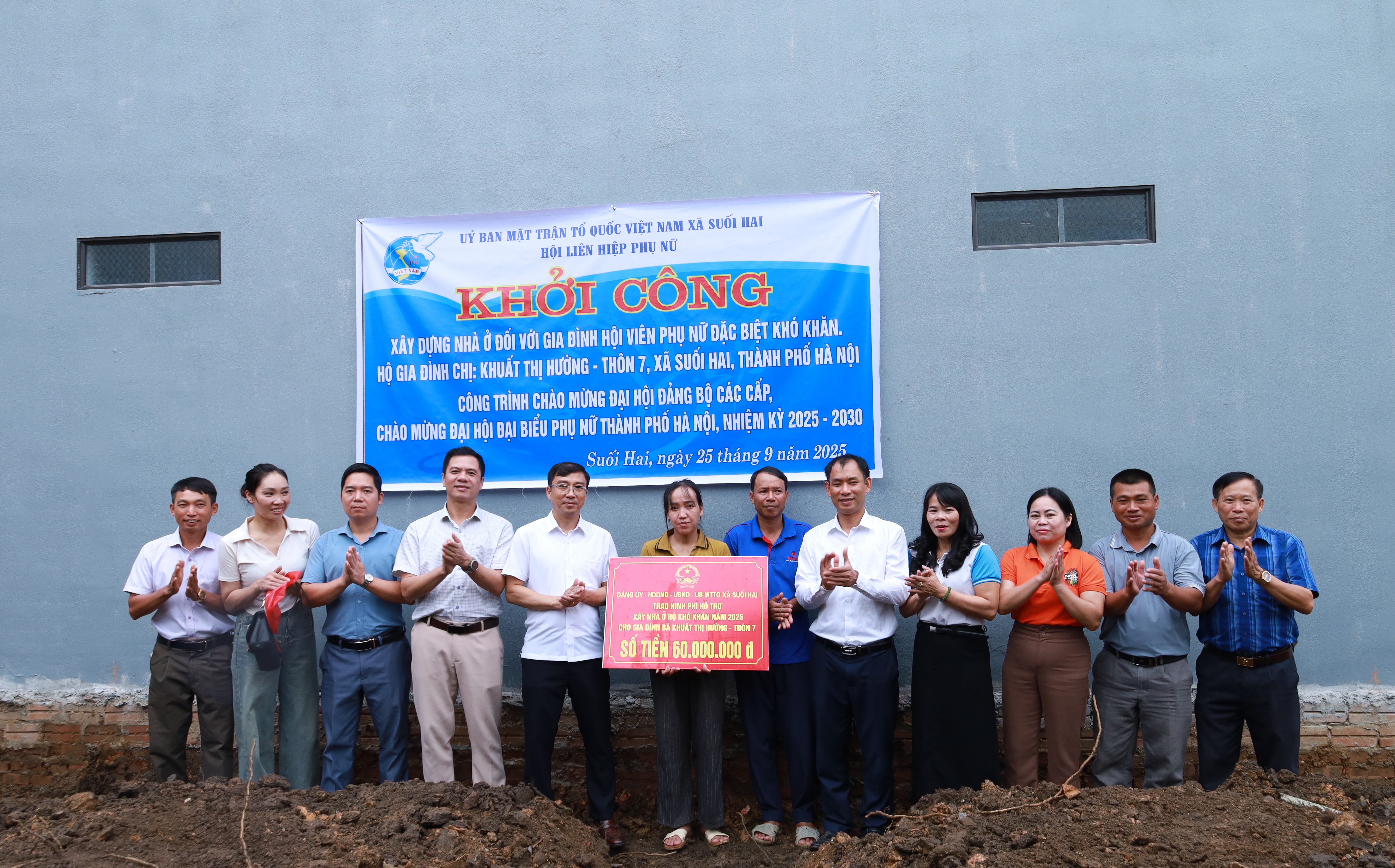 Các đồng chí lãnh đạo Đảng ủy, HĐND, UBND, Ủy ban MTTQ xã Suối Hai trao 60 triệu đồng tiền hỗ