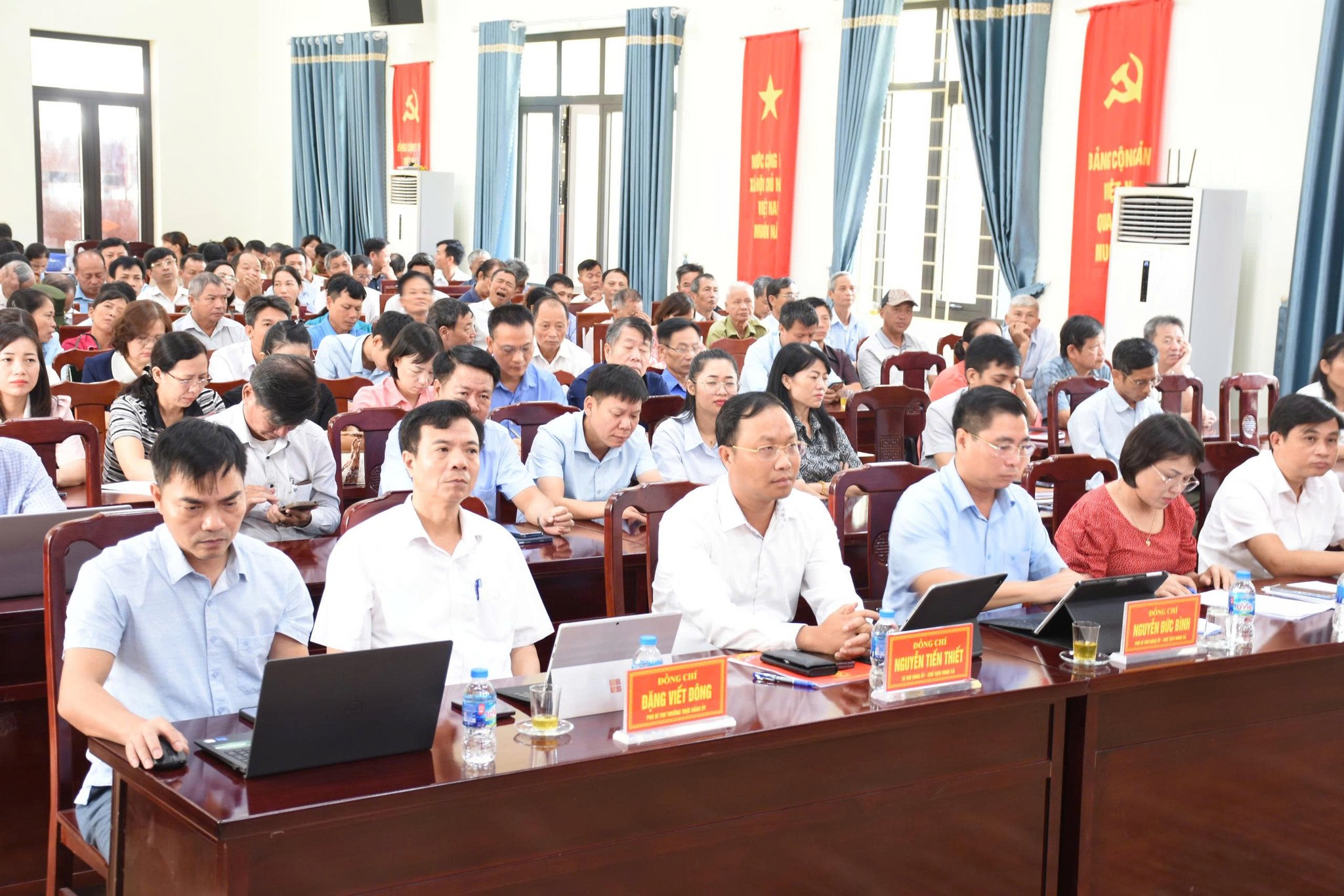 các đồng chí trong Ban chấp hành Đảng bộ xã dự hội nghị