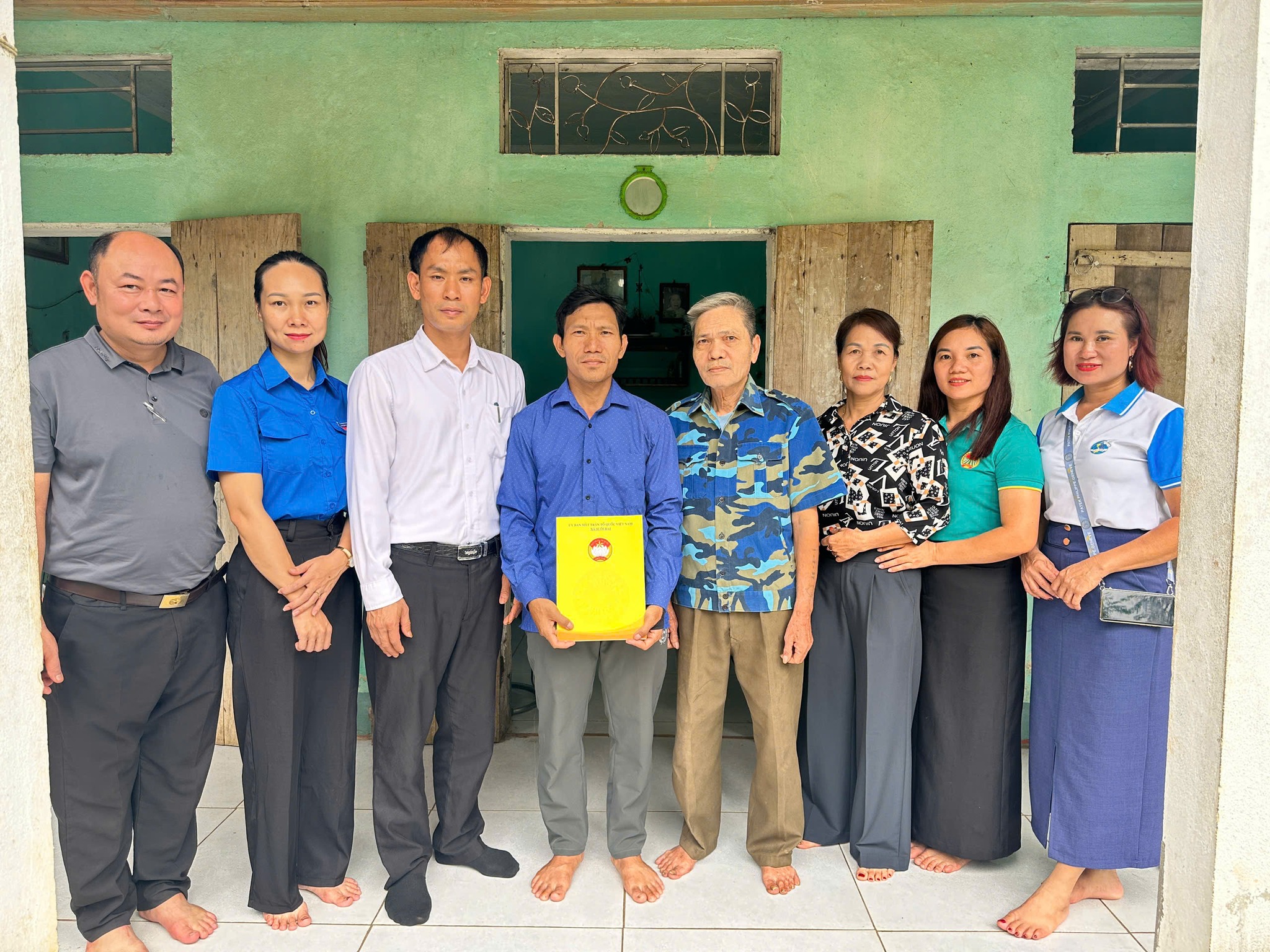 MTTQ Xã Suối Hai thăm tặng quà gia đình anh Nguyễn Công Đảm - thôn 2 xã Suối Hai