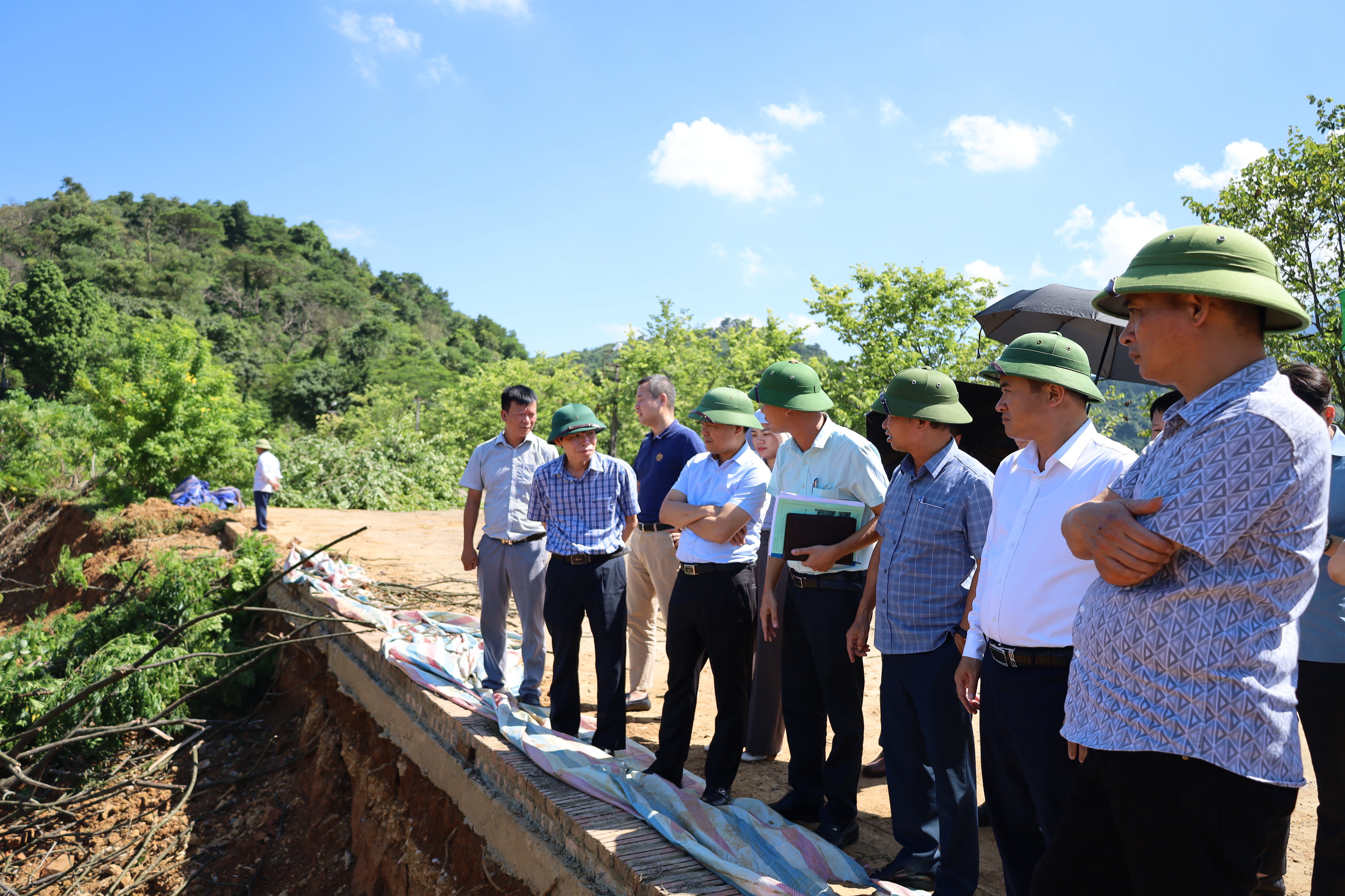 Đoàn kiểm tra thực tế sạt lở tại khu vực Hồ Hóc Cua (Hồ Tiên Sa)