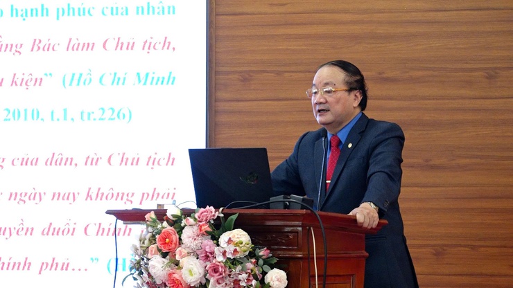 PGS.TS Nguyễn Toàn Thắng, Giảng viên cao cấp, nguyên Viện trưởng Viện Văn hóa và Phát triển (Học viện Chính trị quốc gia Hồ Chí Minh) báo cáo viên tại hội nghị