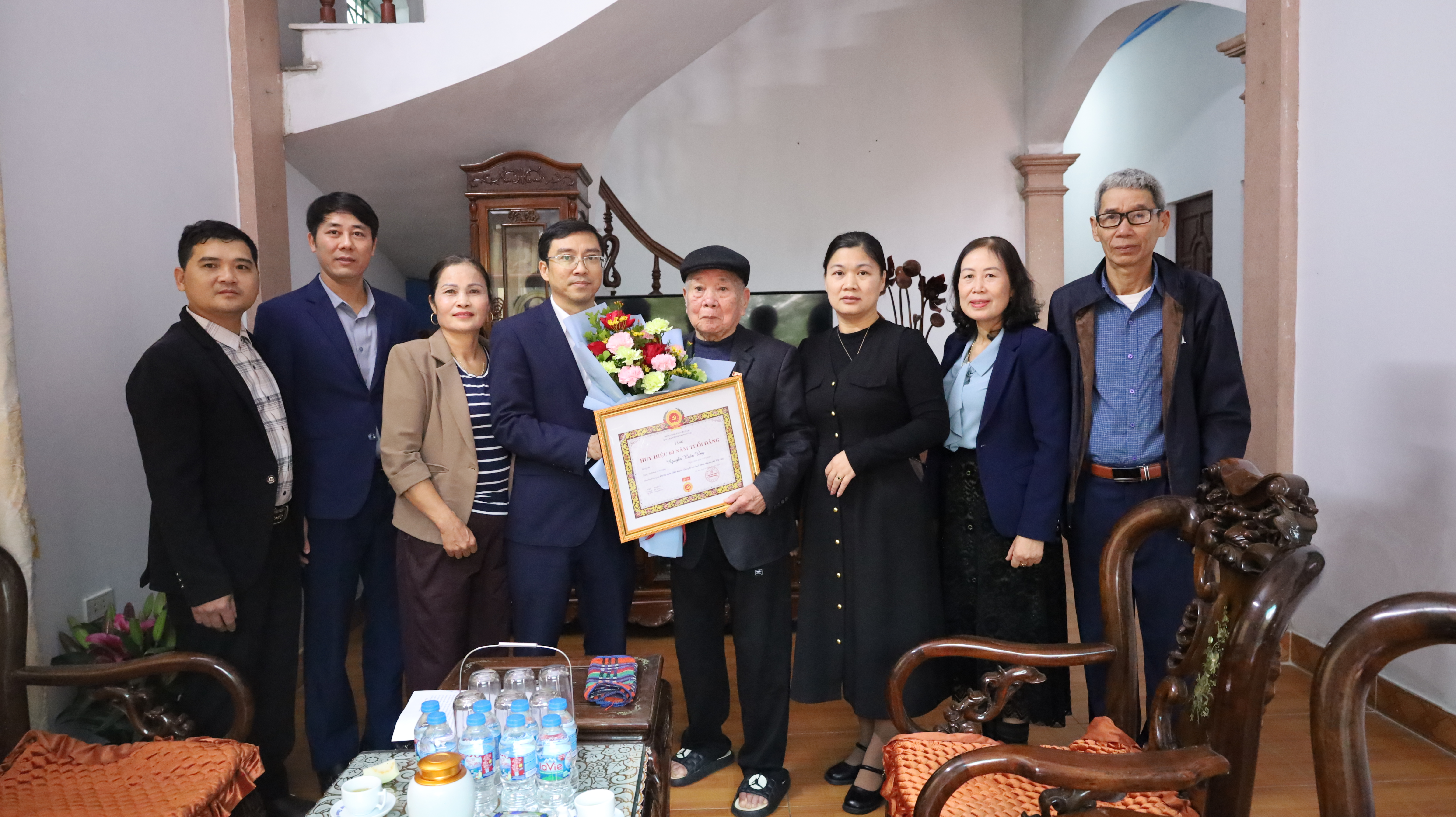 Đồng chí Chu Huy Phương - Phó bí thư Thường trực Đảng ủy trao tặng huy hiệu 60 năm tuổi đảng cho đồng chí Nguyễn Xuân Ứng - đảng viên chi bộ Bát Đầm