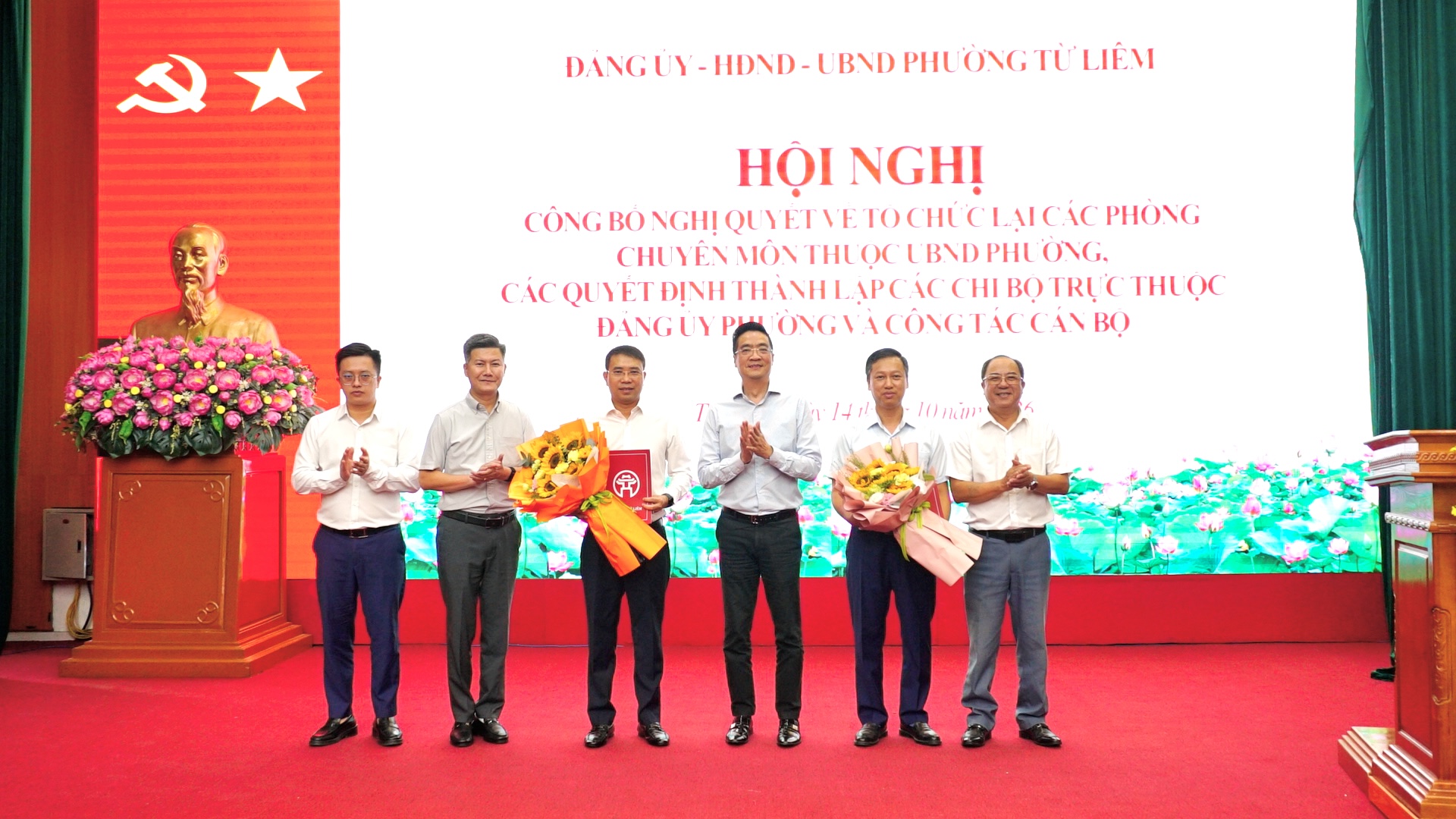 Đ/c Nguyễn Trọng Kỳ Anh- TUV, Bí thư Đảng ủy phường tặng hoa 2 đảng bộ kết thúc hoạt động