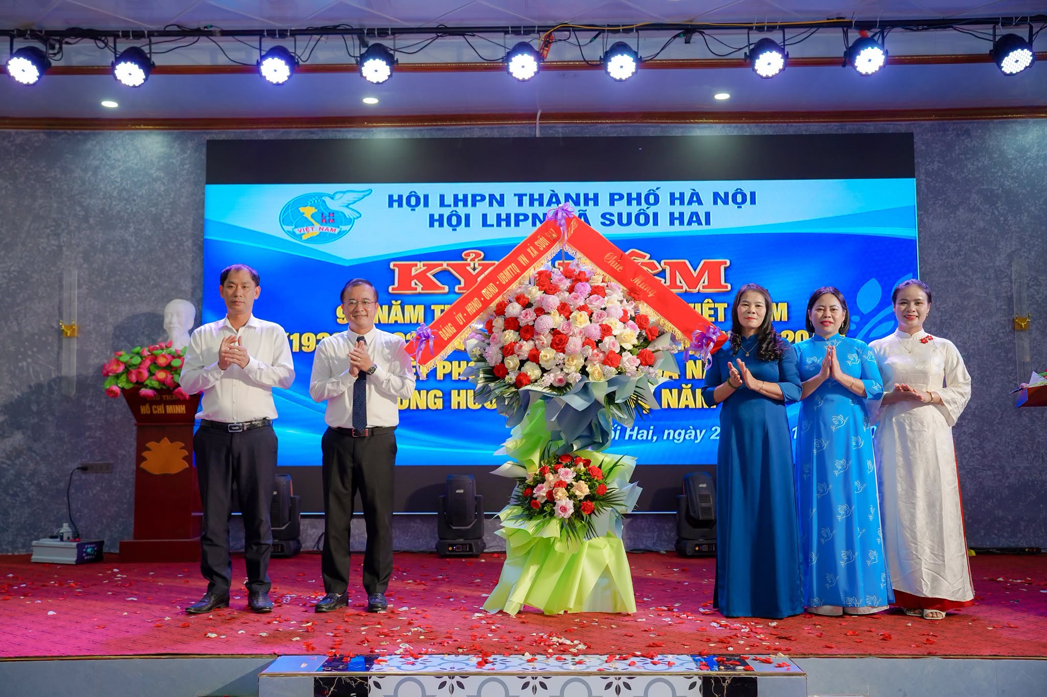 Các đồng chí lãnh đạo xã Suối Hai tặng hoa chúc mừng Hội LHPN xã nhân ngày Phụ nữ Việt Nam 20/10