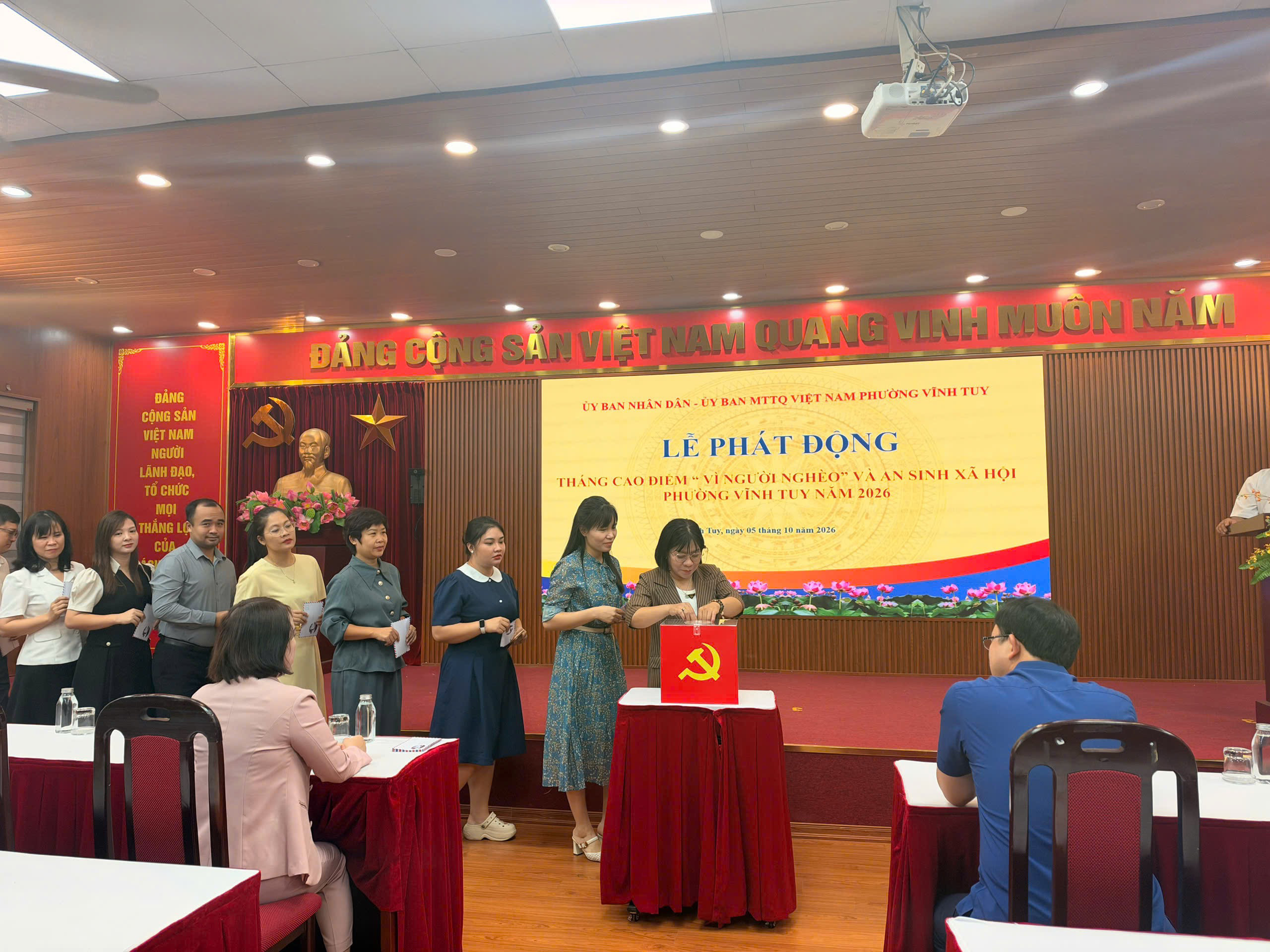 Các đồng chí cán bộ, đảng viên tham gia ủng hộ Quỹ Vì người nghèo năm 2026