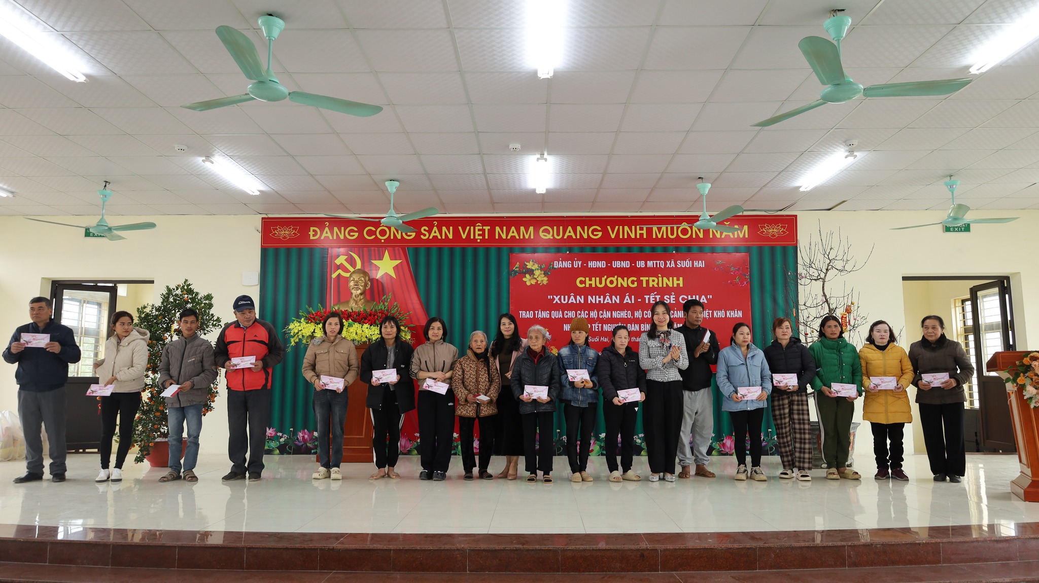Các đồng chí lãnh đạo Ủy ban MTTQ xã trao quà cho các hộ cận nghèo, hộ có hoàn cảnh đặc biệt khó khăn
