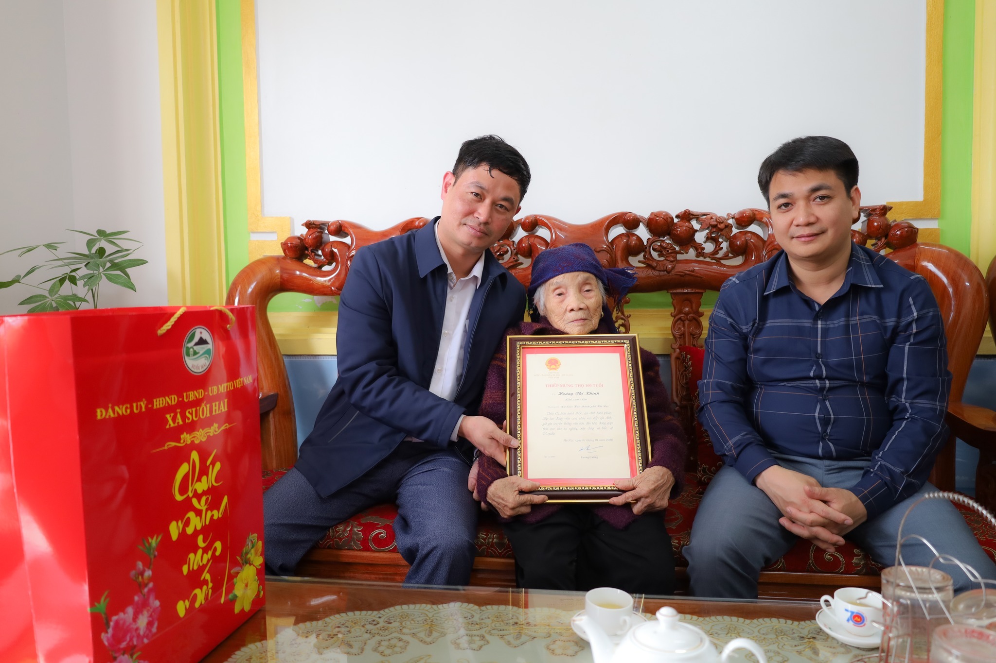Các đồng chí lãnh đạo Đảng ủy - HĐND - UBND - Ủy ban MTTQ xã Suối Hai chúc thọ các cụ cao niên trên 100 tuổi trên địa bàn xã