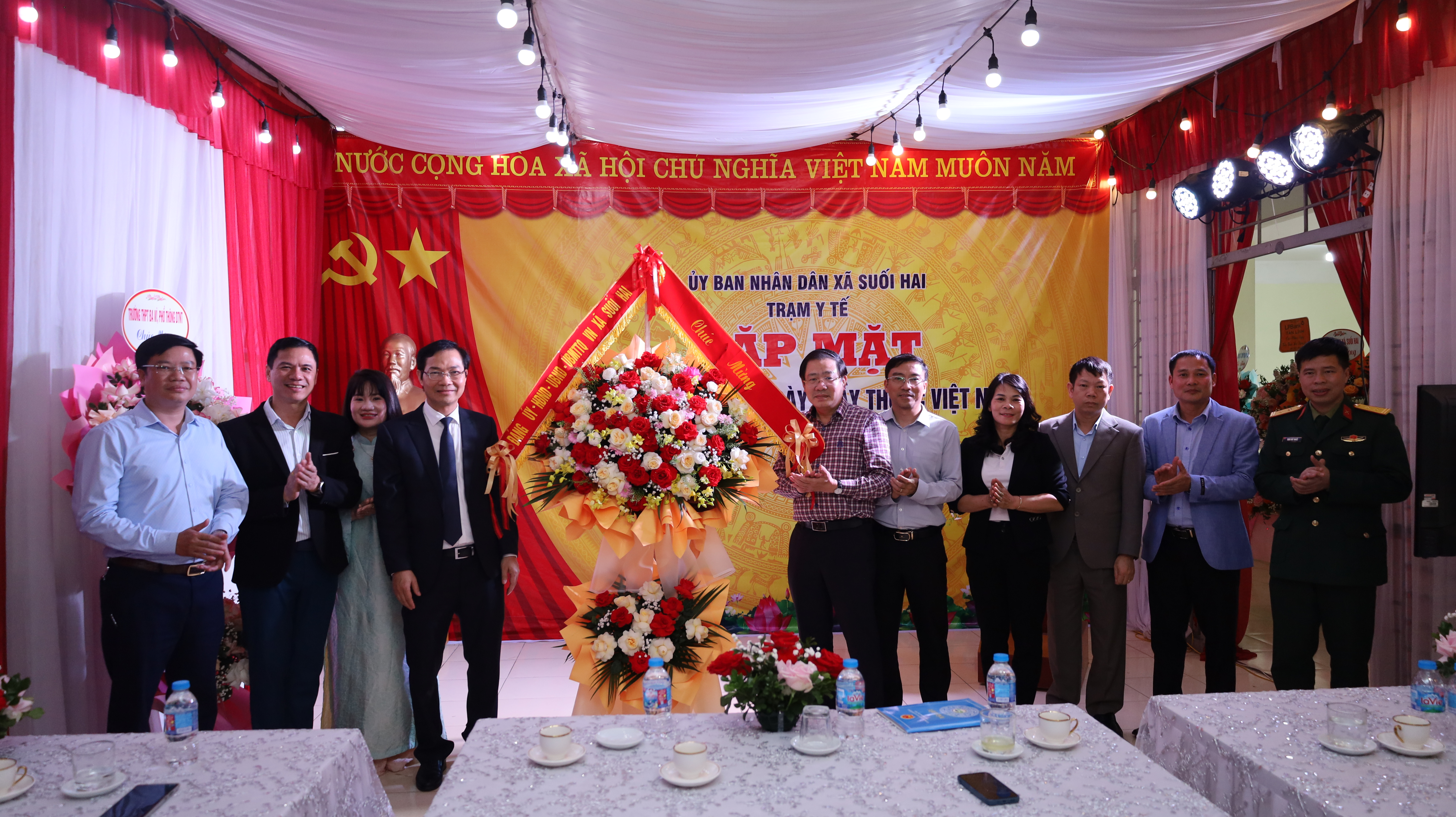 Các đồng chí lãnh đạo xã Suối Hai tặng hoa chúc mừng cán bộ, Các y bác sỹ, nhân viên trạm y tế xã Suối Hai
