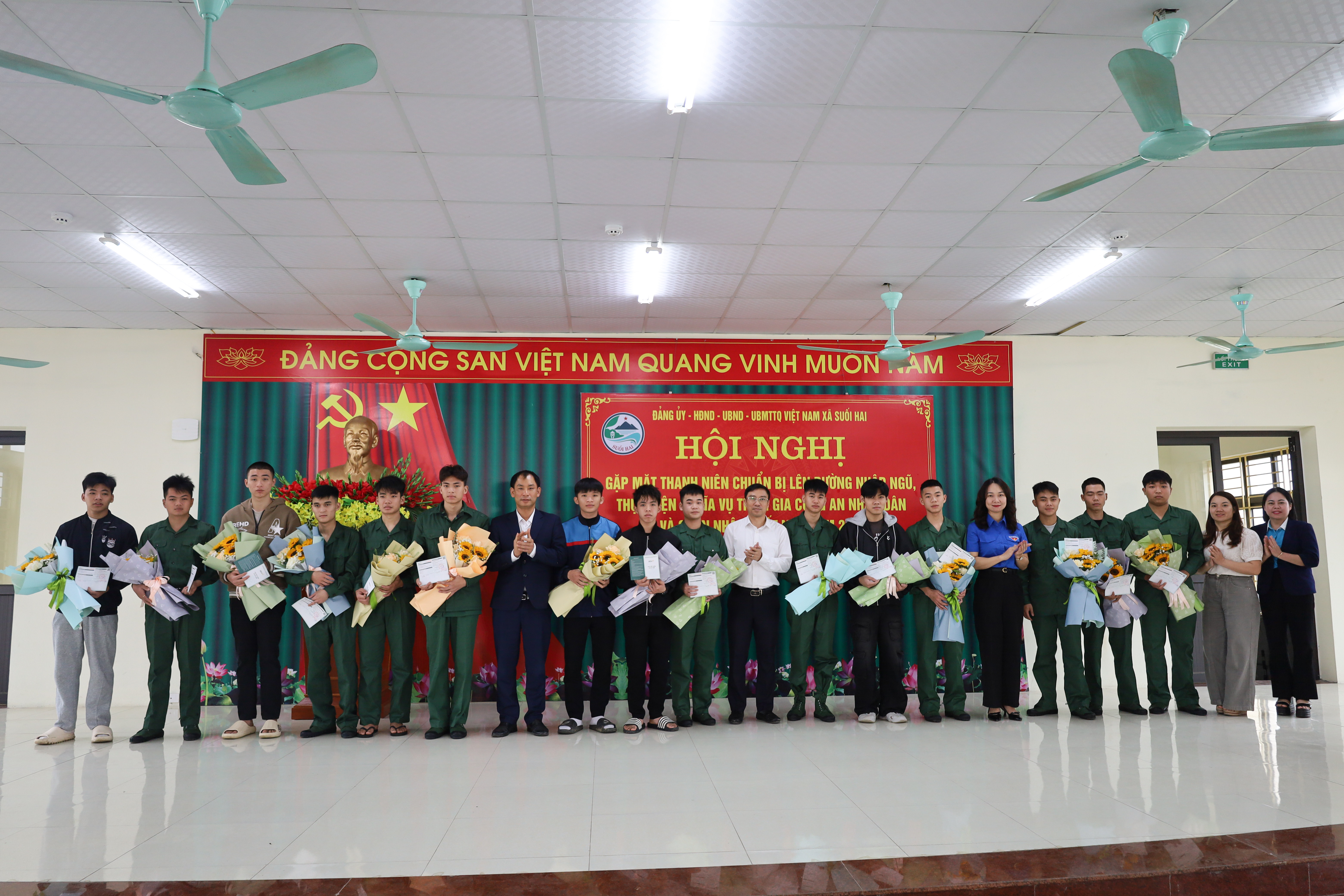 Các đồng chí lãnh đạo xã Suối Hai tặng và sổ tiết kiệm cho 37 tân binh chuẩn bị lên đường nhập ngũ
