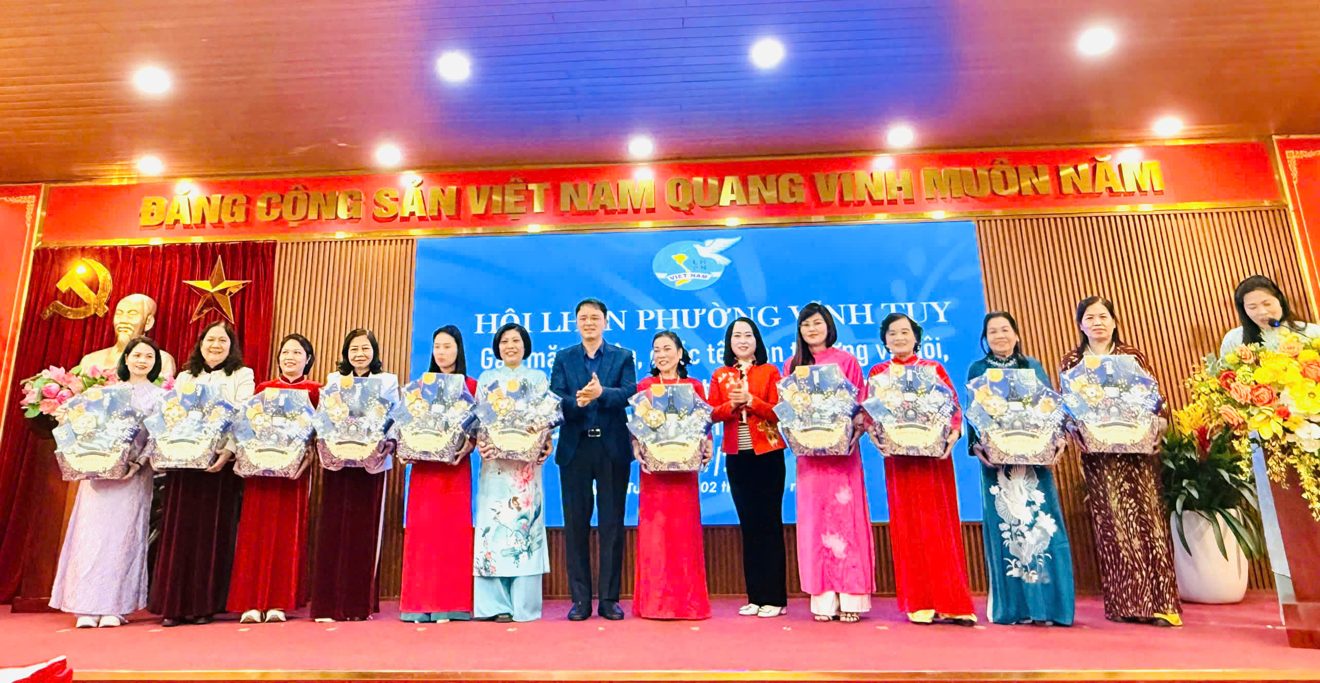 Các đồng chí lãnh đạo Đảng ủy phường trao quà Tết đến các đồng chí nguyên Chủ tịch Hội qua các thời kỳ và các đồng chí Chi hội trưởng đã nghỉ công tác