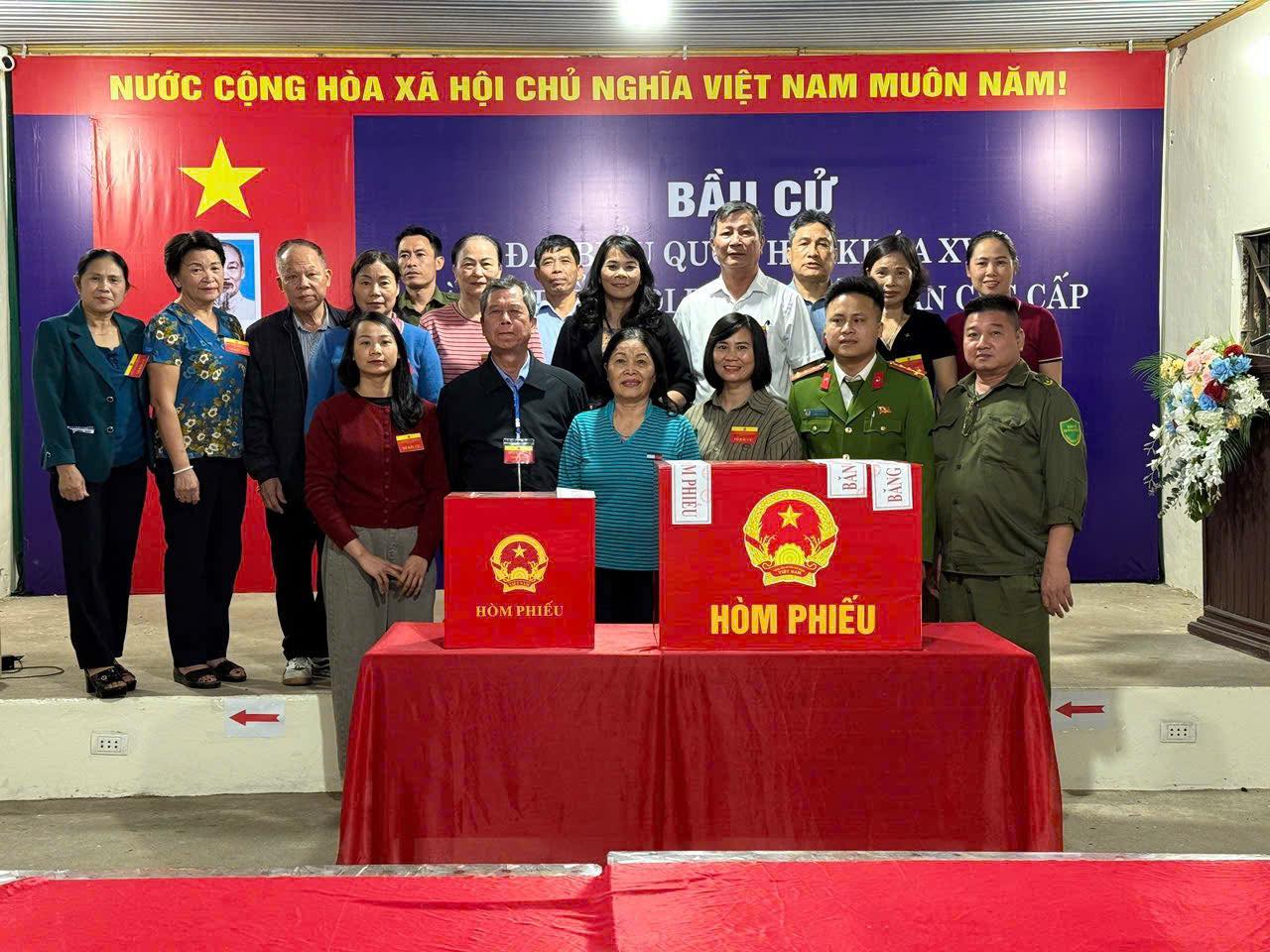 Các tổ kiểm phiếu tiến hành mở hòm phiếu và kiểm phiếu