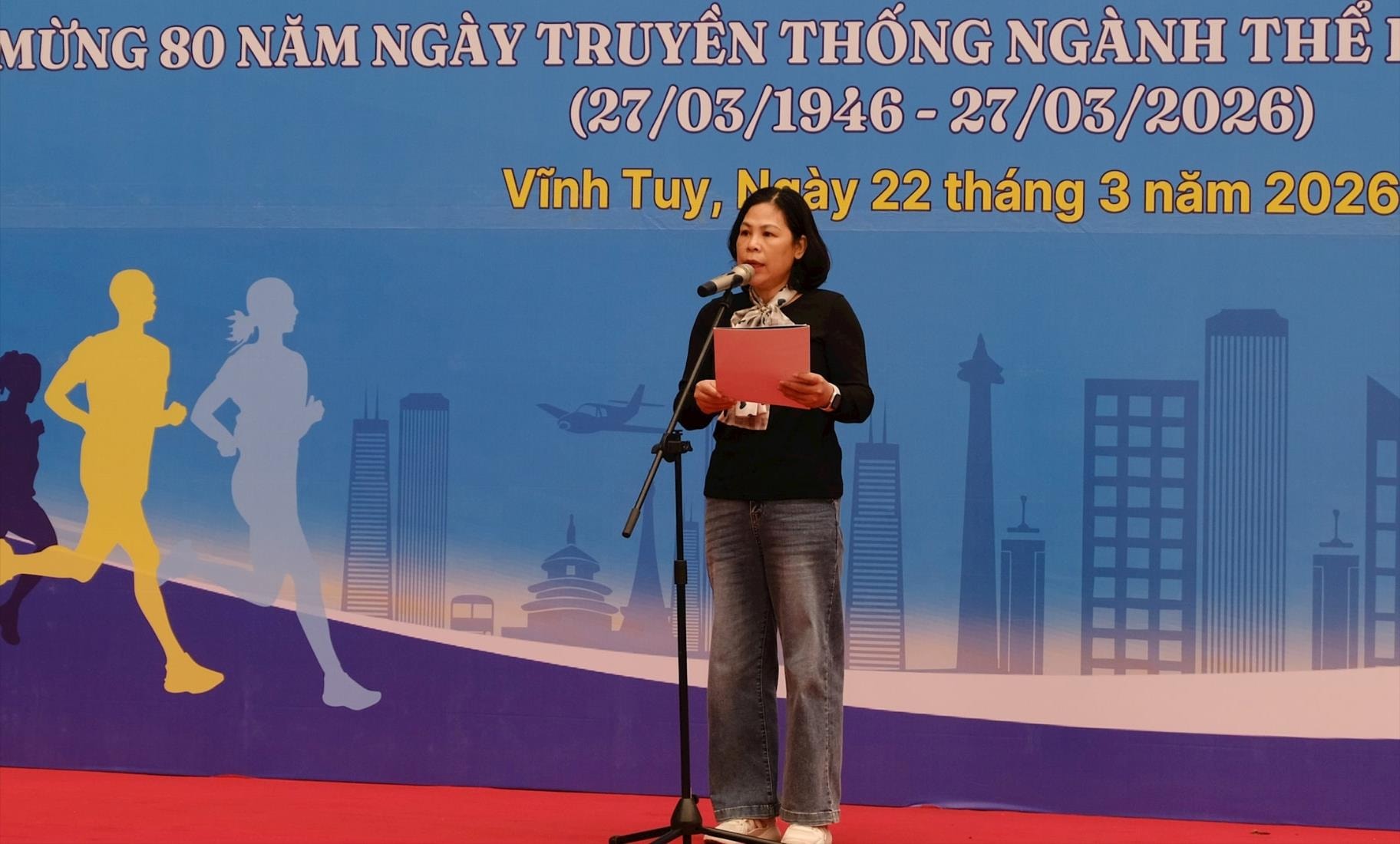 Đồng chí Lê Bích Hằng - UVTV, Phó Chủ tịch UBND phường phát biểu tại Lễ phát động
