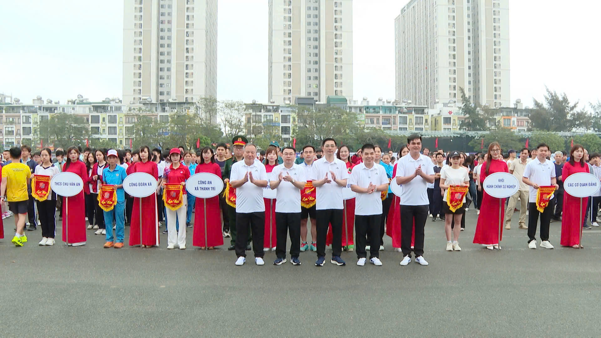 các đồng chí lãnh đạo chụp ảnh lưu niệm tại chương trình