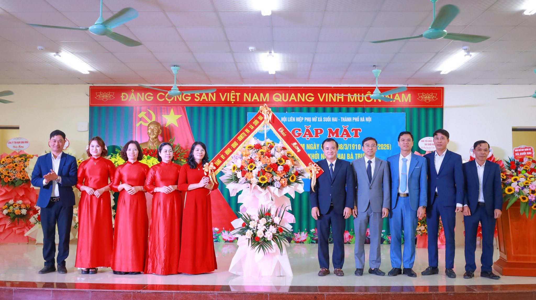 Các đòng chí lãnh đạo xã Suối Hai tặng hoa chúc mừng Hội LHPN xã.
