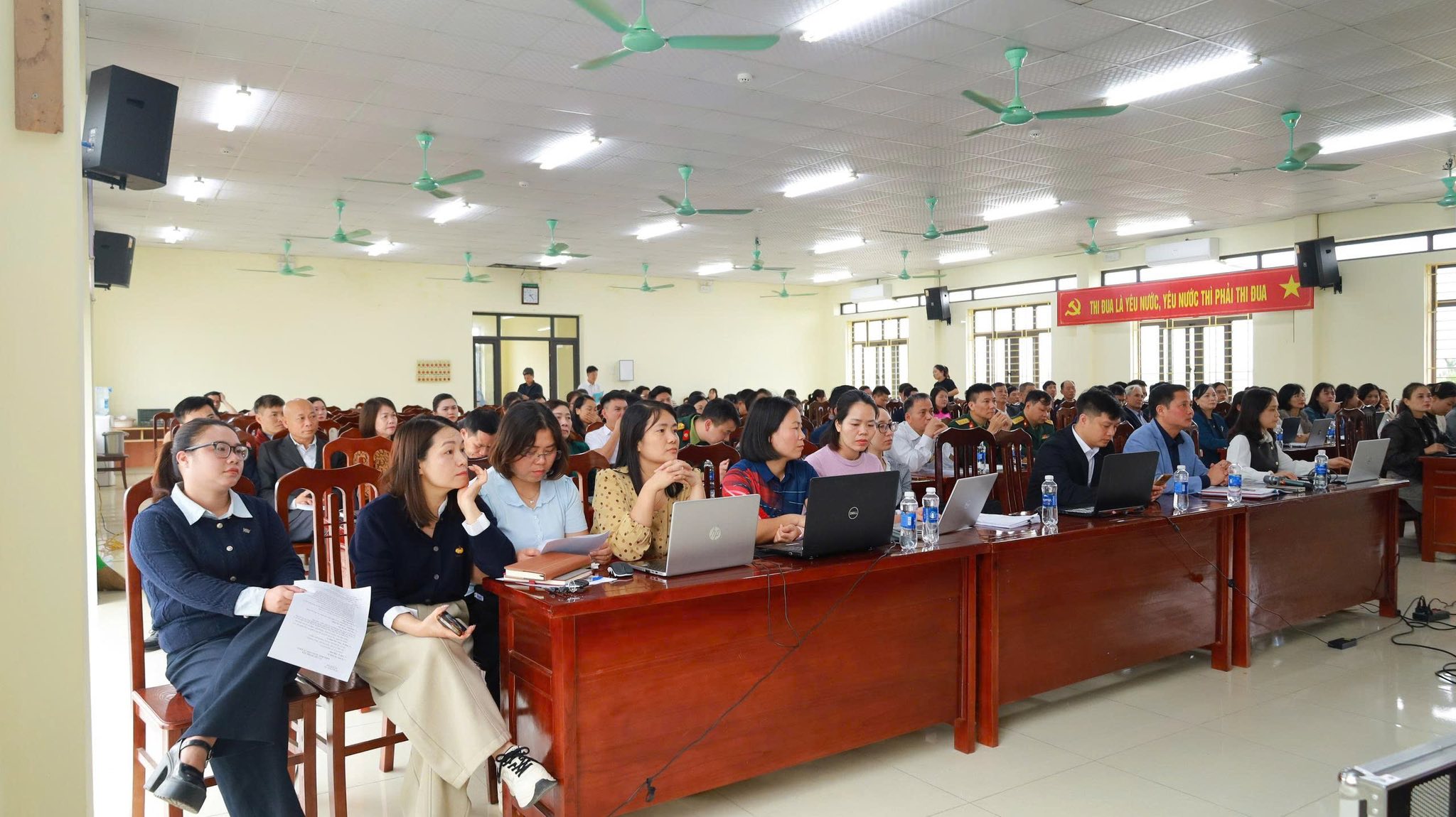 Đông đảo thành viên tổ bầu cử được tham gia tập huấn