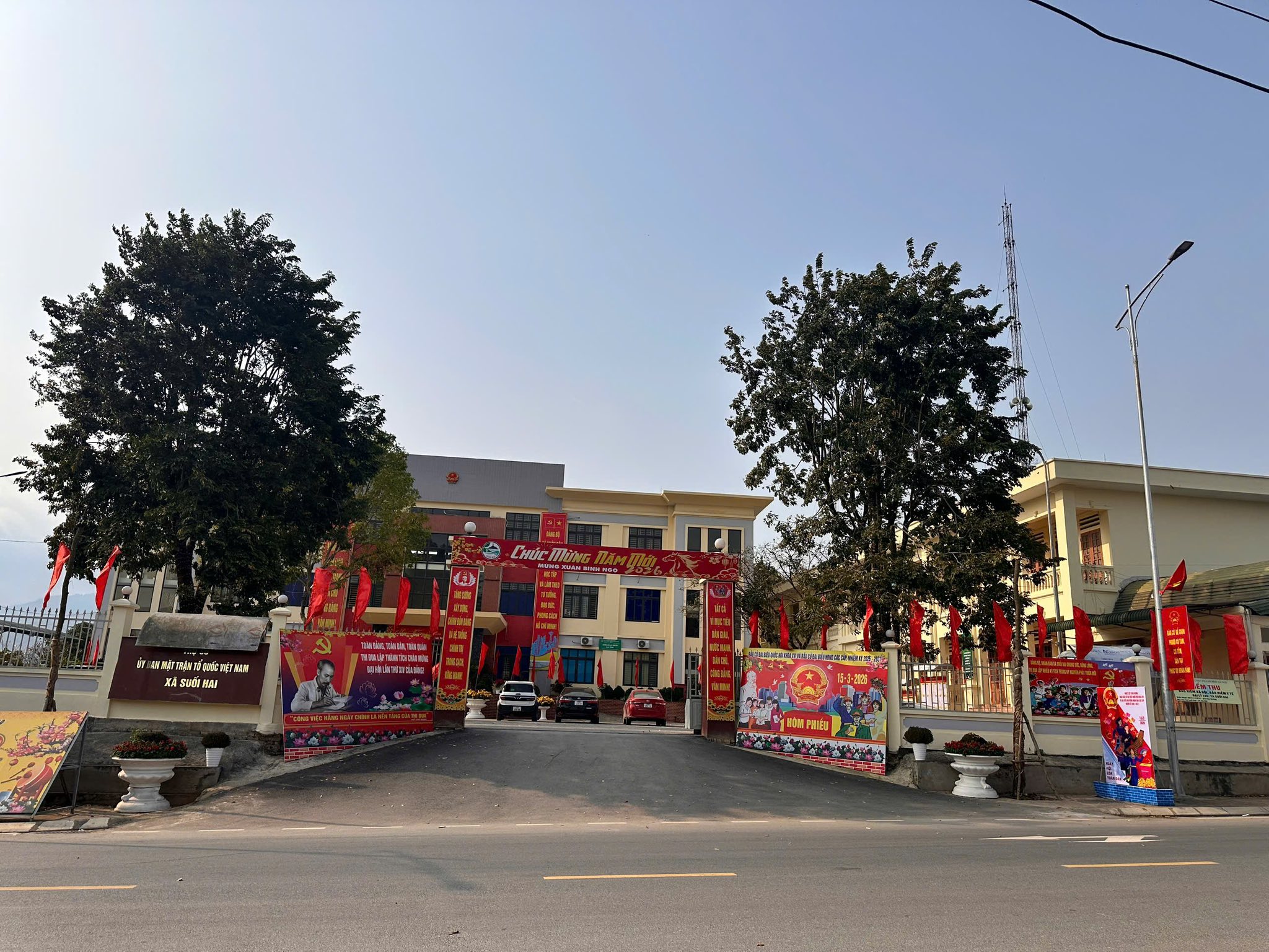 Trụ sở Ủy ban MTTQ xã Suối Hai được trang hoàng rực rỡ chào mừng ngày hội non sông
