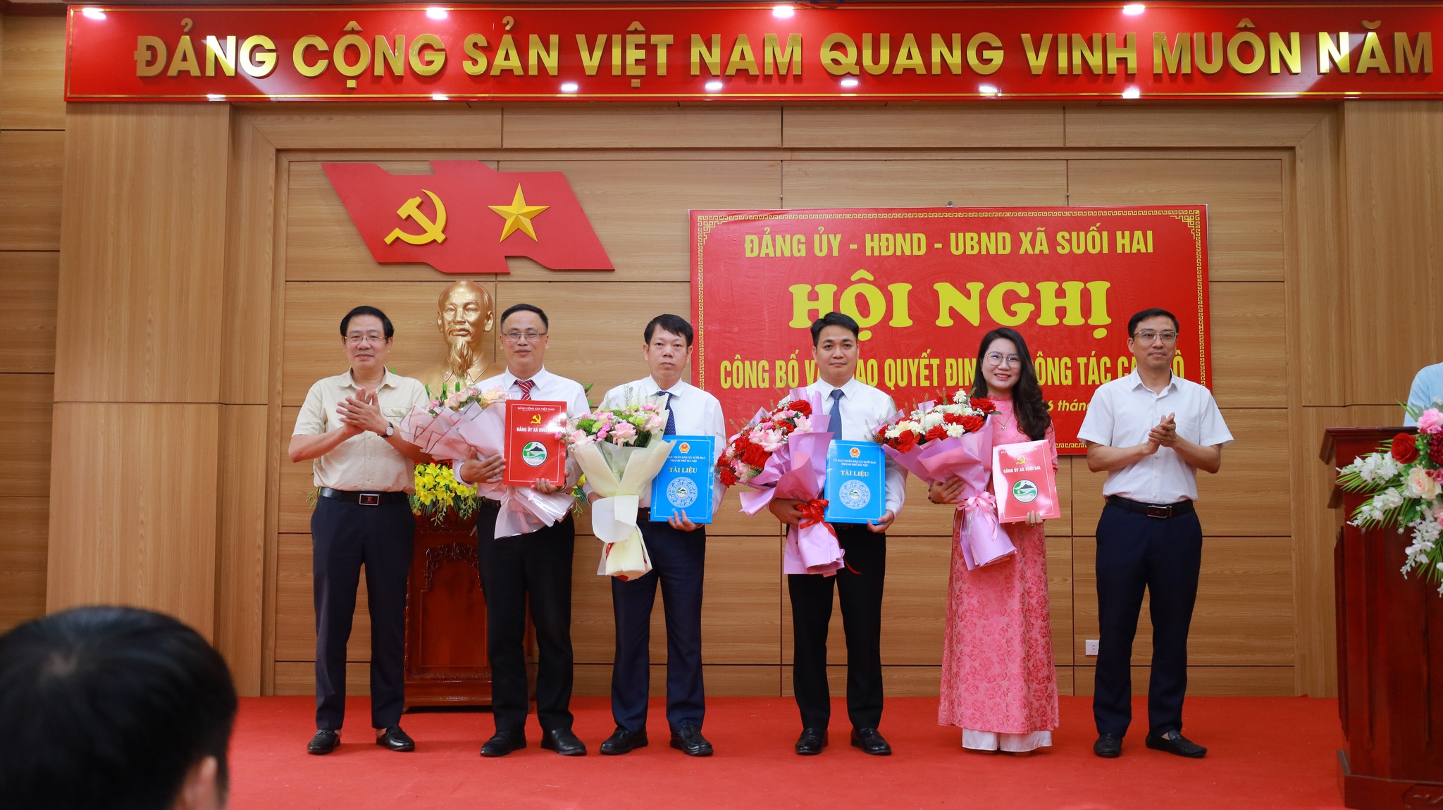 Đồng chí Chu Huy Phương - Phó bí thư Thường trực Đảng ủy, đồng chí Nguyễn Ngọc Mạnh - Phó bí thư Đảng ủy - Chủ tịch UBND xã trao quyết định cho 4 đồng chí