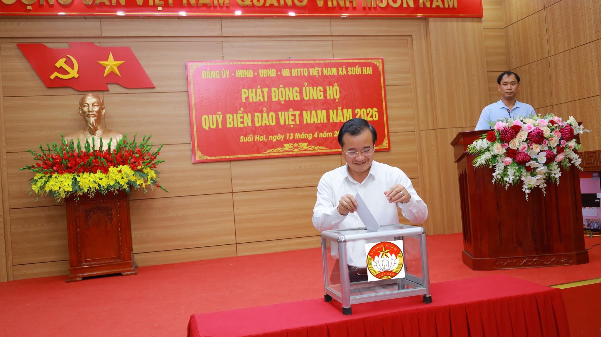 Đồng chí Đỗ Mạnh Hưng - Bí thư Đảng ủy -Chủ tịch HĐND xã tham gia ủng hộ quỹ