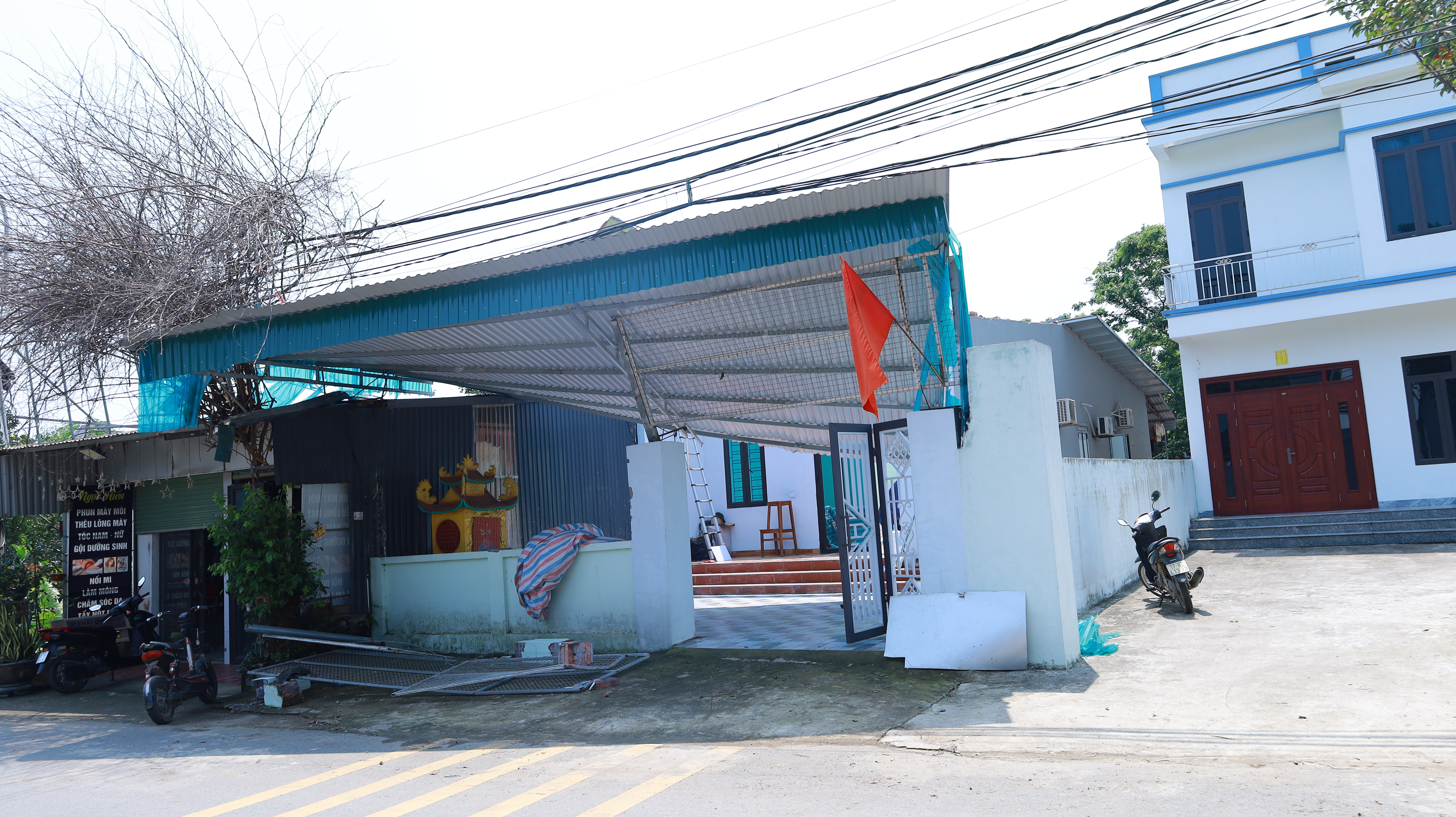 Nhà dân bị tốc mái sau cơn mưa giông chiều ngày 27/4
