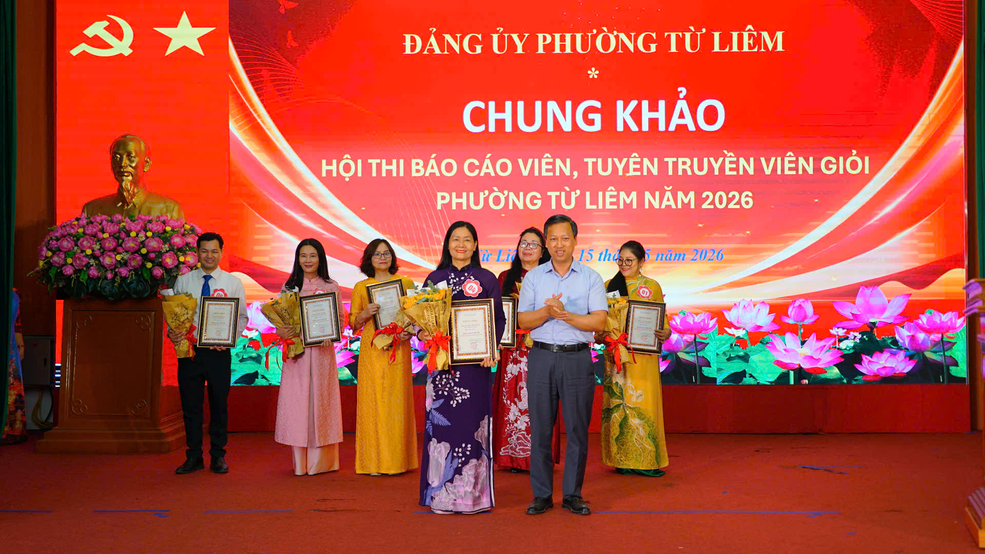 Đ/c Đỗ Khắc Đạo, Phó Bí thư Thường trực Đảng ủy phường tặng hoa và GCN thí sinh đạt giải Nhất Hội thi