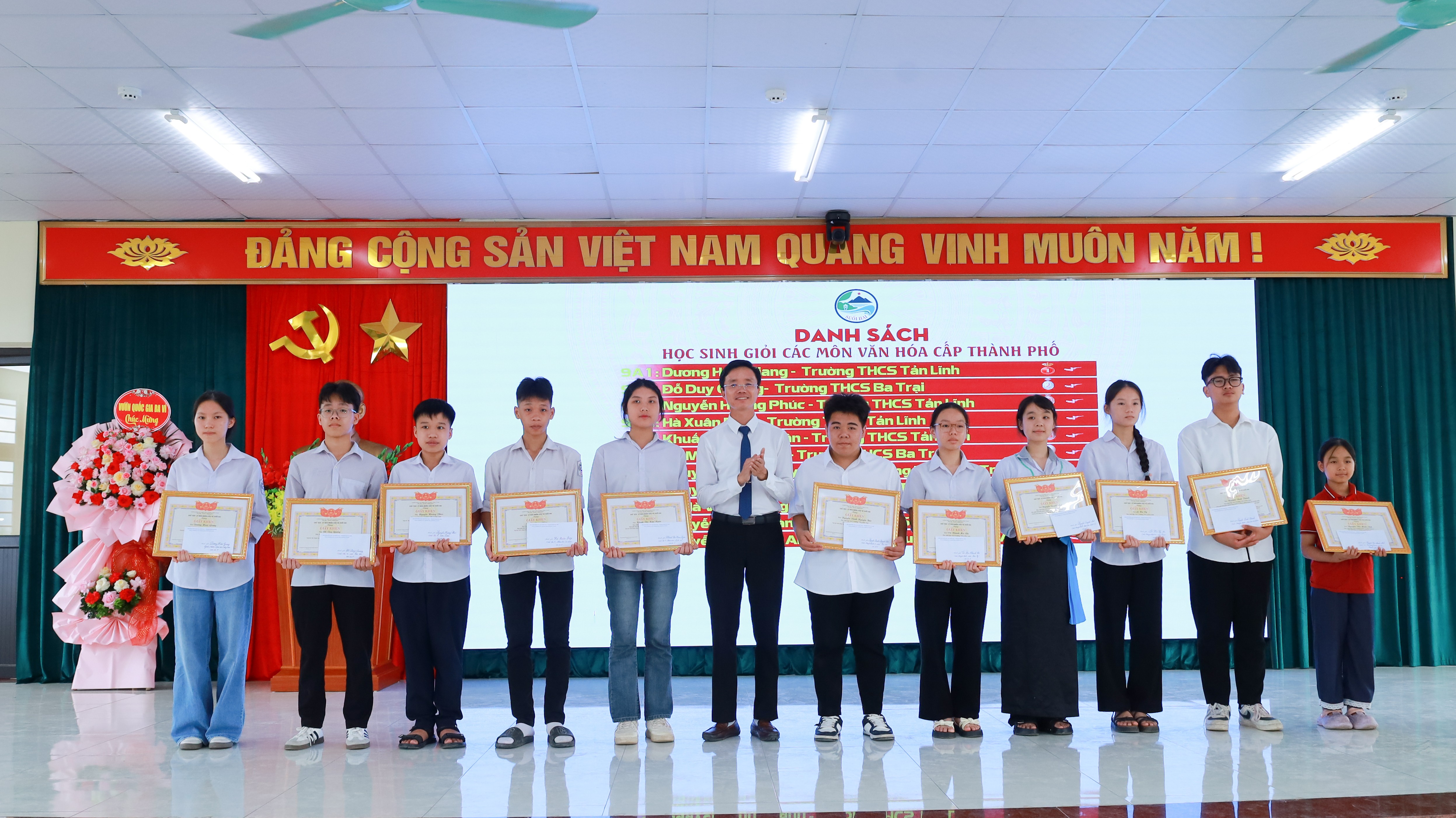 Xã Suối Hai khen thưởng 47 học sinh xuất sắc