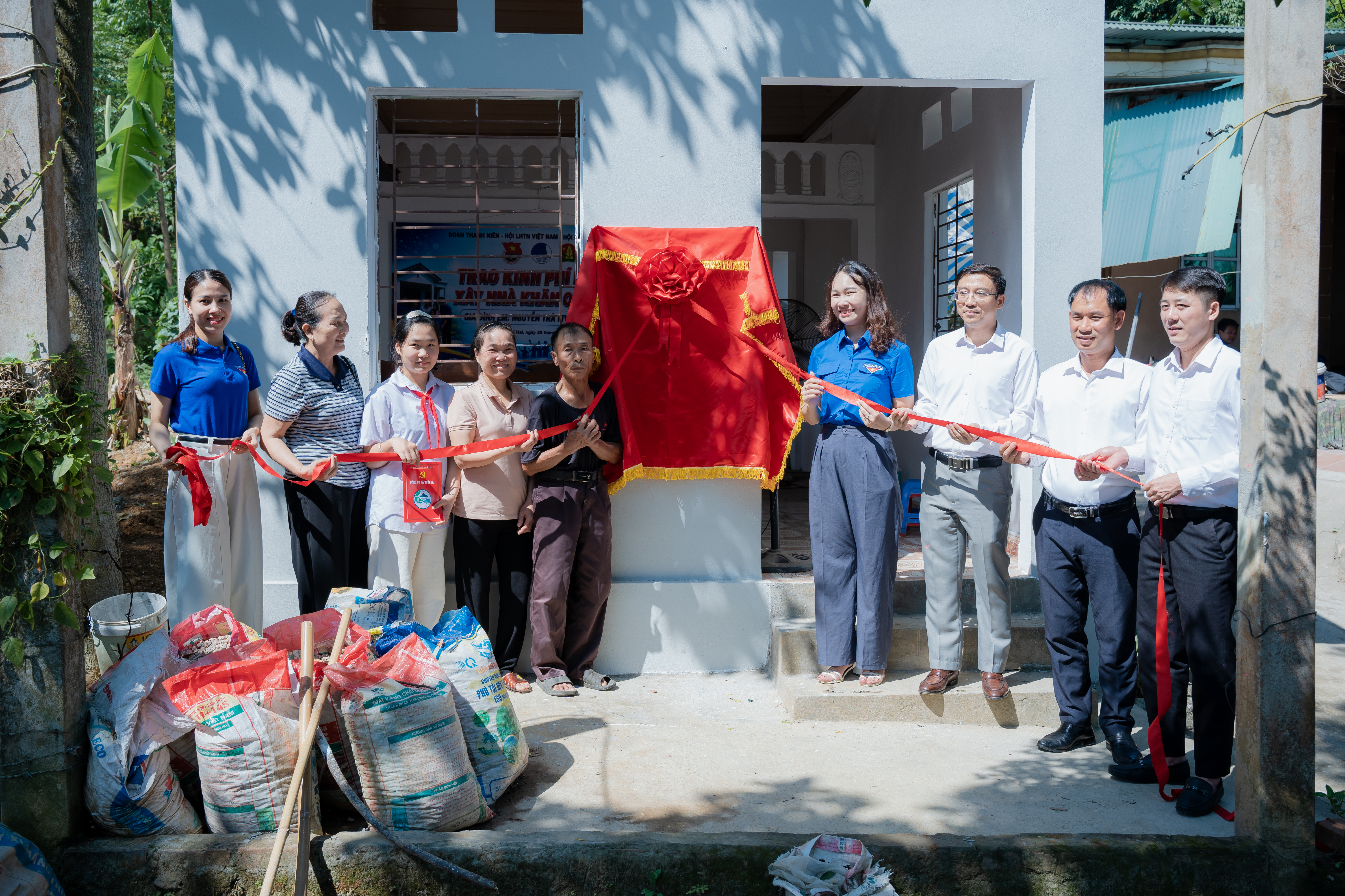 Nghi lễ tháo băng khánh thành công trình " Ngôi nhà khăn quàng đỏ" cho gia đình em  Nguyễn Trà My, học sinh lớp 8A7, Trường THCS Tản Lĩnh