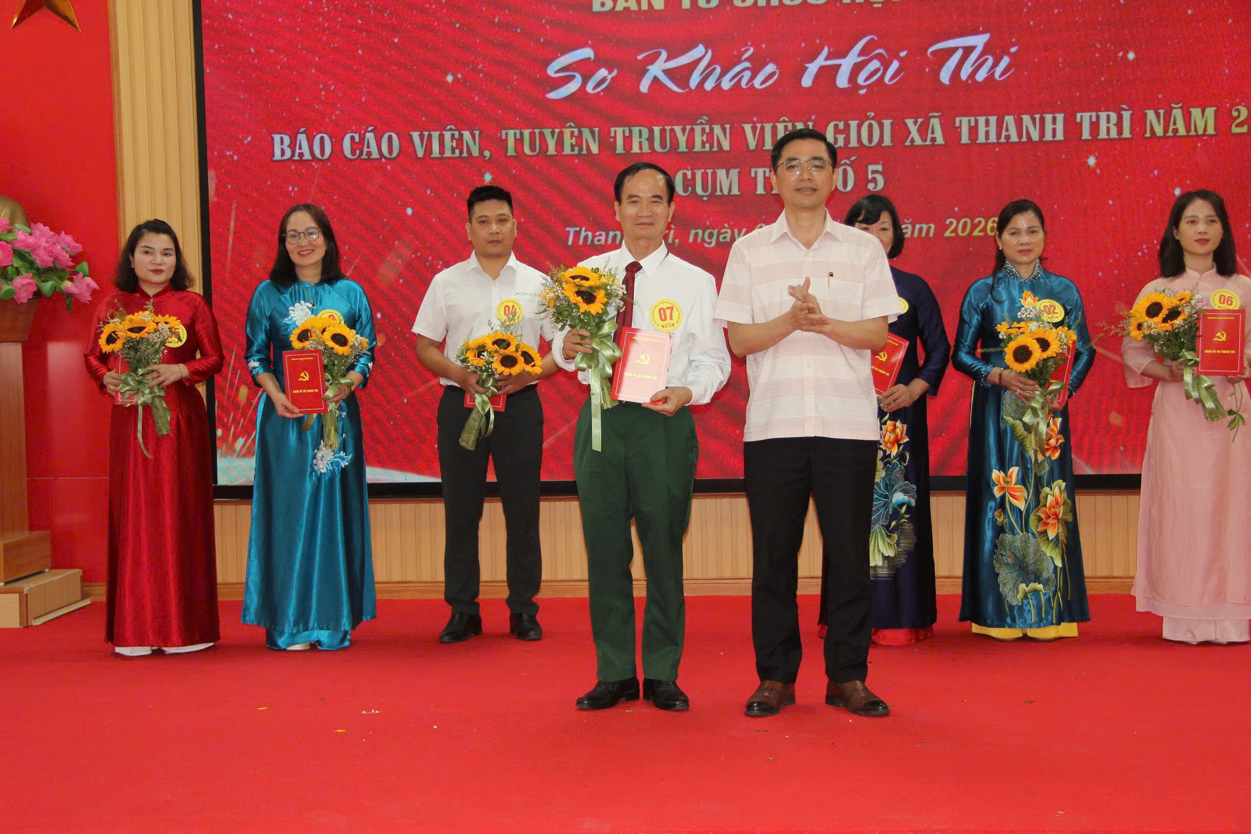 Đồng chí Nguyễn Duy Tấn - PBT TT ĐU trao giải Nhất cho thí sinh Trần Thái Khanh