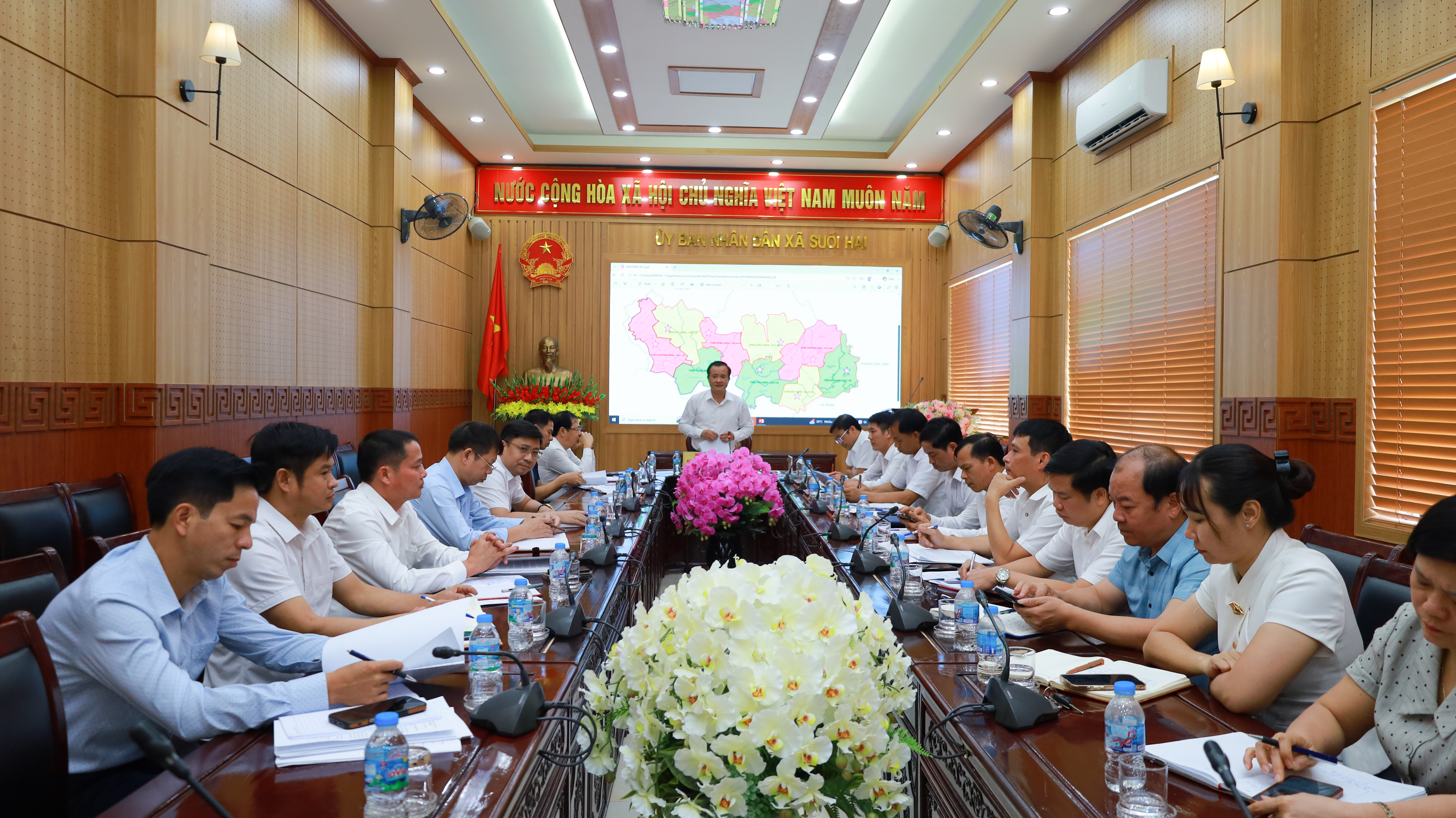 Đồng chí Đỗ Mạnh Hưng - Bí thư Đảng ủy -Chủ tịch HĐND xã chủ trì Hội nghị BCH lần thứ Mười thông qua phương án sắp xếp các thôn trên địa bàn xã Suối Hai