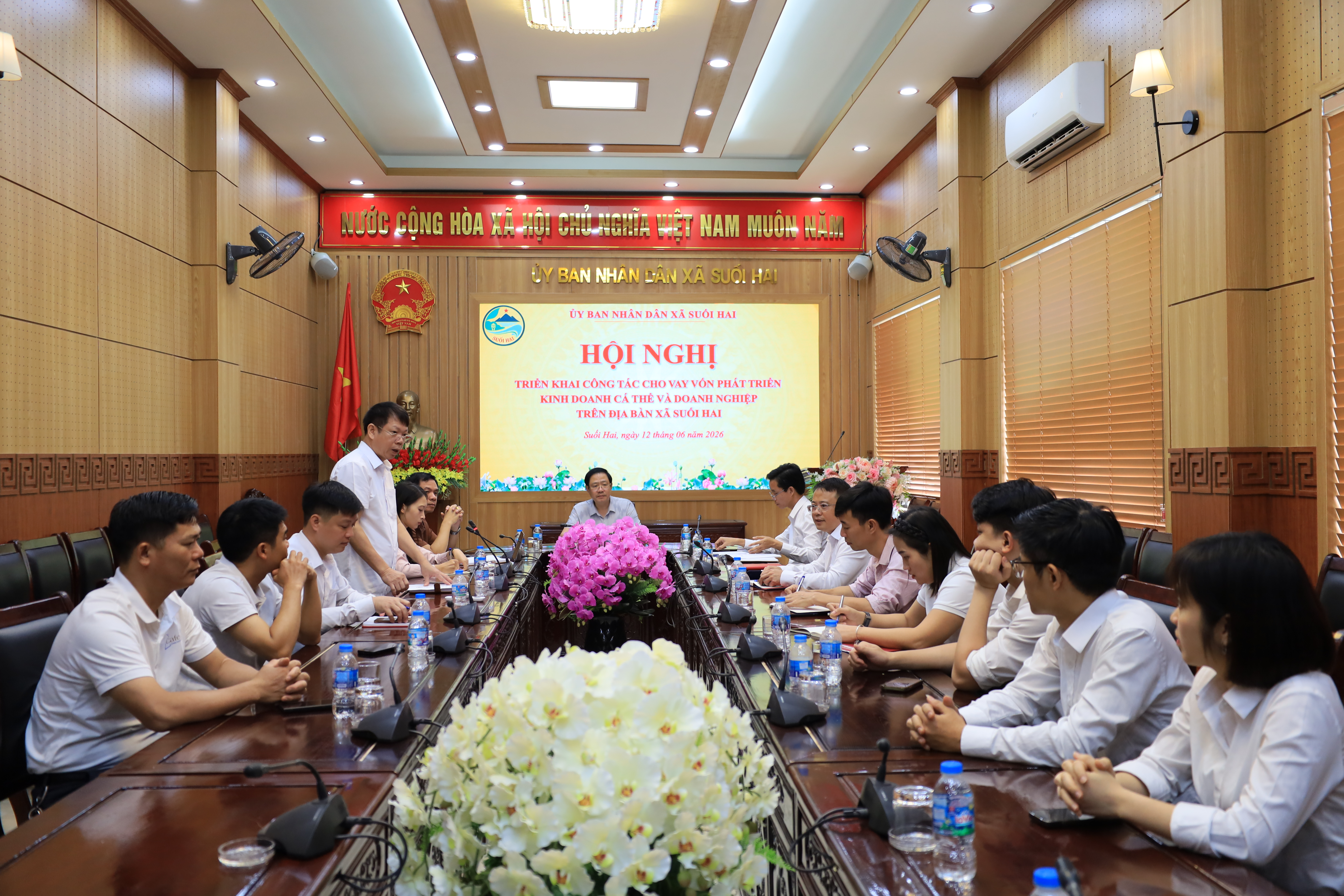 Đồng chí Nguyễn Ngọc Mạnh - Phó bí thư Đảng ủy - Chủ tịch UBND xã Suối Hai chủ trì hội nghị