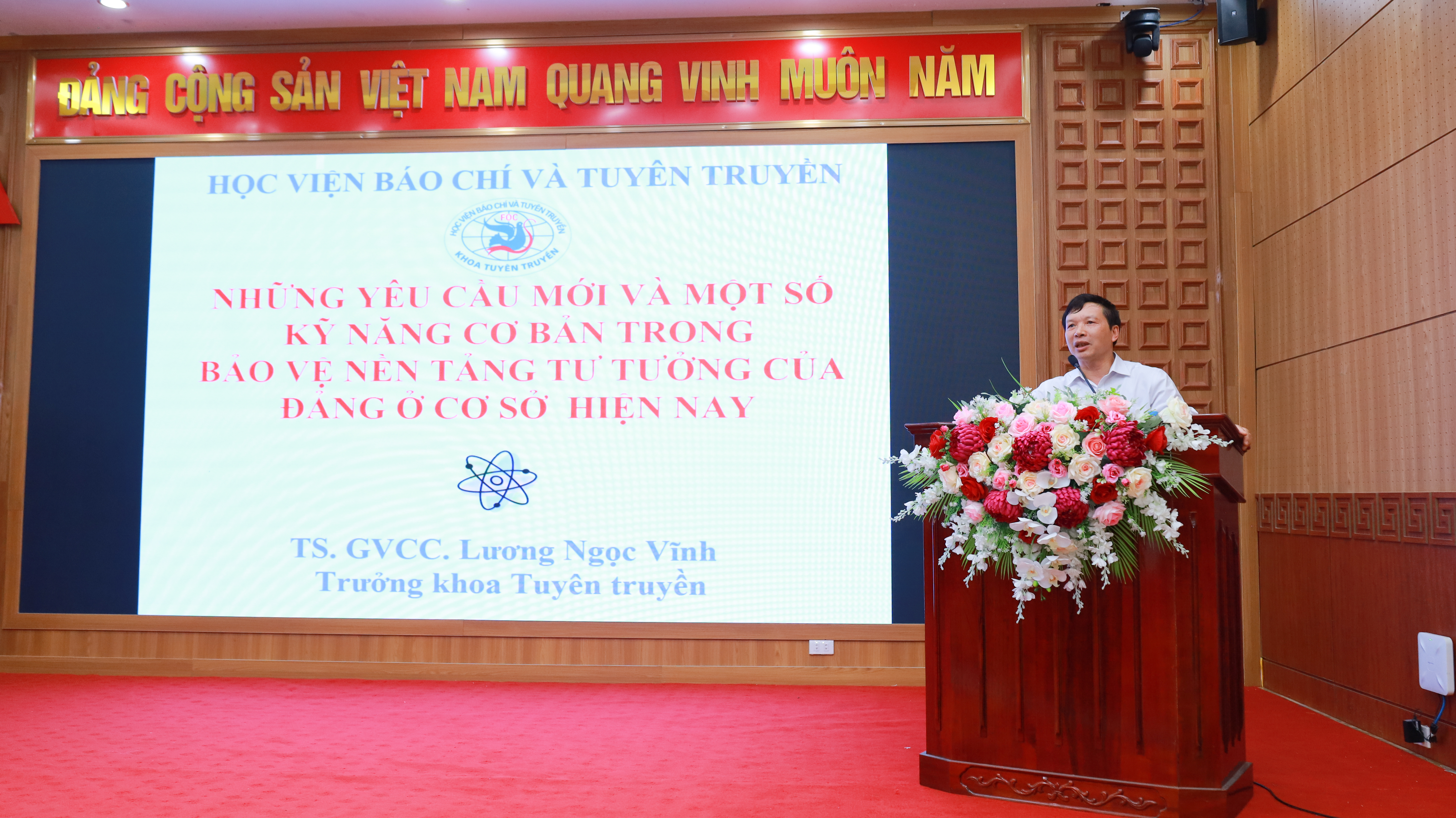Tiến sĩ, Giảng viên cao cấp Lương Ngọc Vĩnh - Trưởng khoa Tuyên truyền, Học viện Báo chí và Tuyên truyền được mời làm báo cáo viên tại hội nghị
