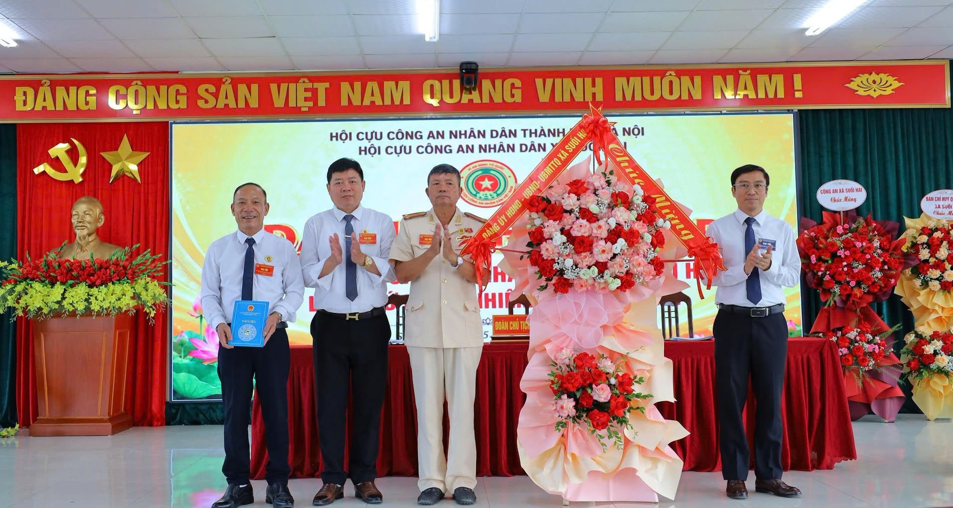 Đồng chí Chu Huy Phương - Phó bí thư Thường trực Đảng ủy tặng hoa chúc mừng Đai hội