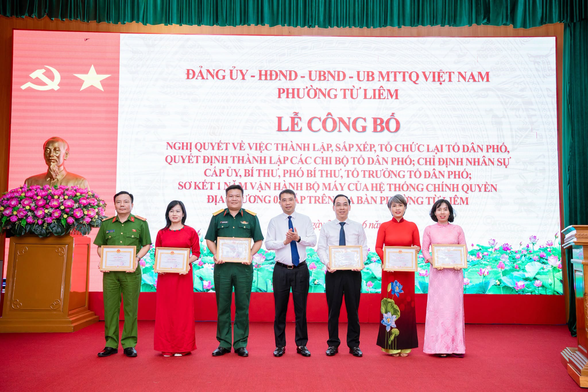 Đ/c Nguyễn Thanh Bình- Chủ tịch UBND phường tặng giấy khen cho các tập thể có thành tích tích xuất sắc trong triển khai, vận hành mô hình chính quyền địa phương hai cấp trên địa bàn phường