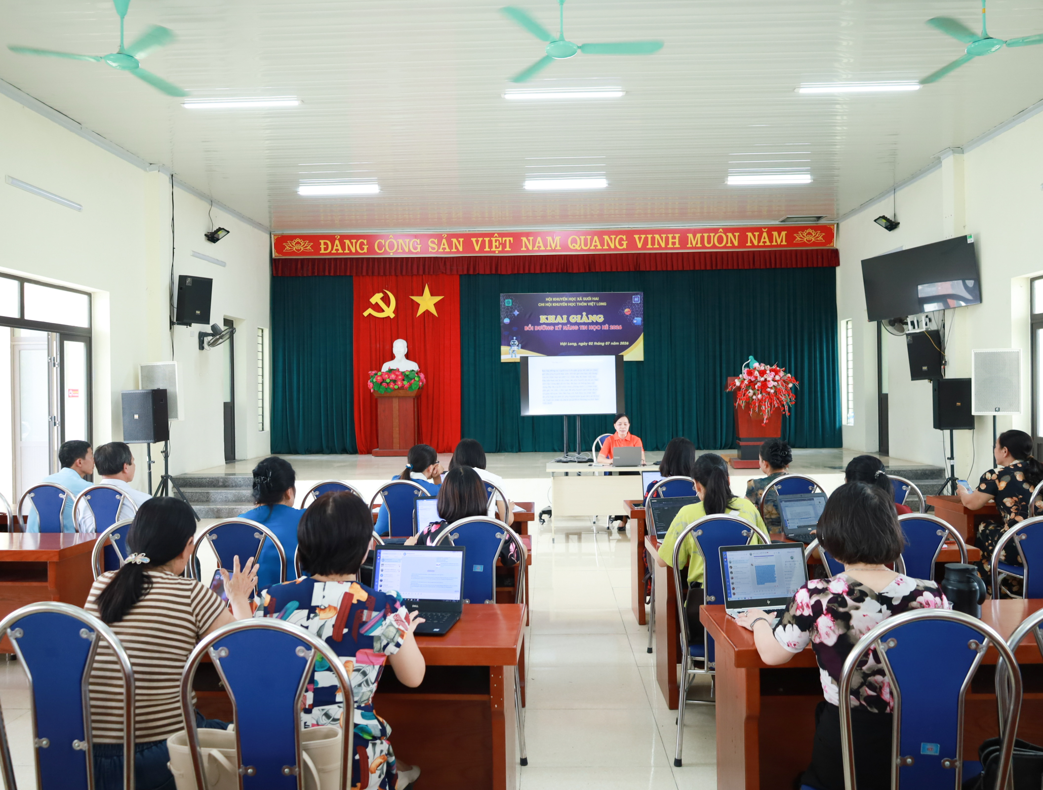 Hơn 30 cán bộ, giáo viên, trưởng chi hội, đoàn thể ở thôn được học tập công nghệ số miễn phí tại lớp học