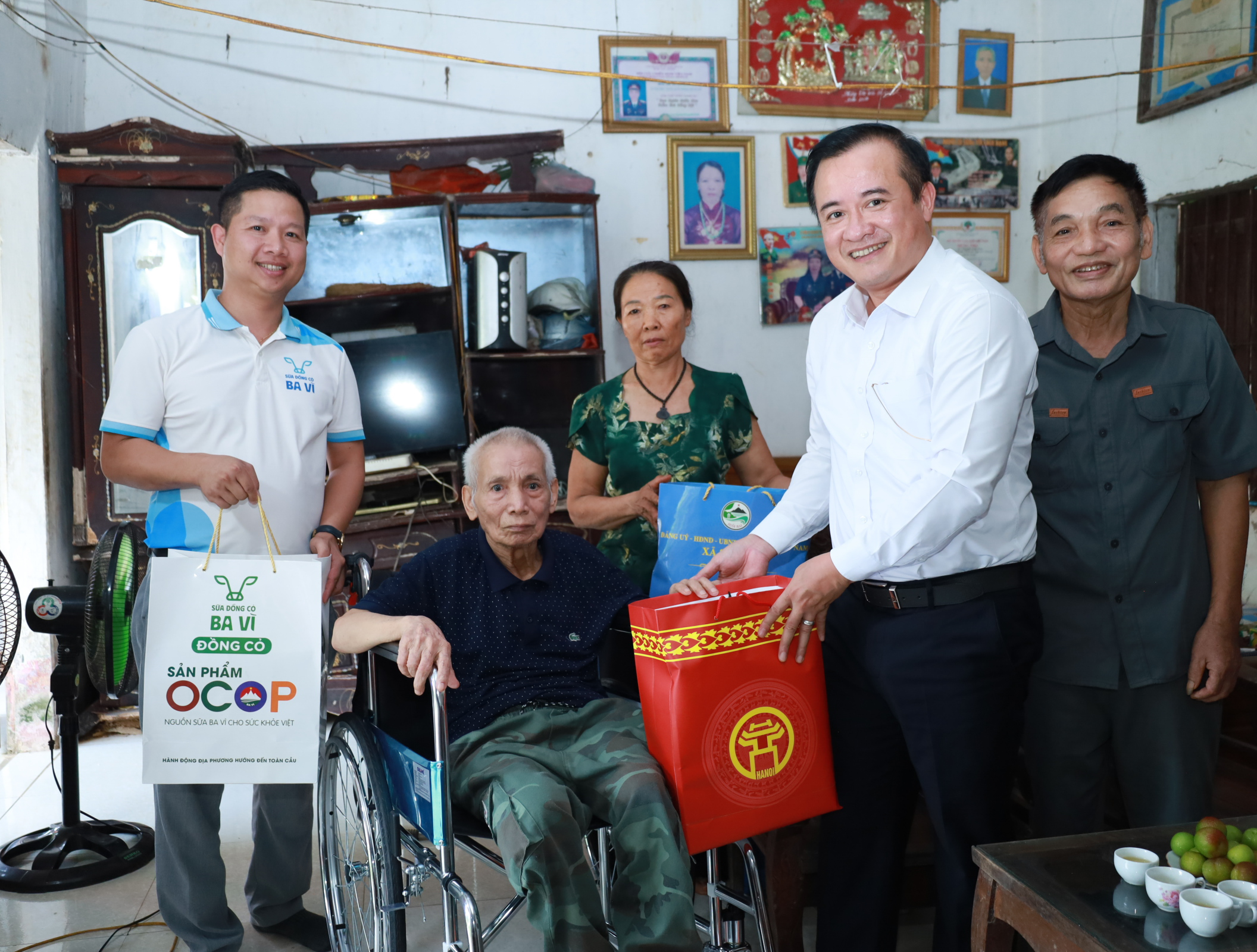 Đồng chí Đỗ Mạnh Hưng - bí thư Đảng ủy - Chủ tịch HĐND xã và đoàn công tác tới thăm và tặng quà gia đình ông Nguyễn Xuân Hòa, người nhiễm chất độc hóa học, đồng thời là thân nhân đang thờ cúng liệt sĩ, có hoàn cảnh đặc biệt khó khăn tại thôn Yên Hồng