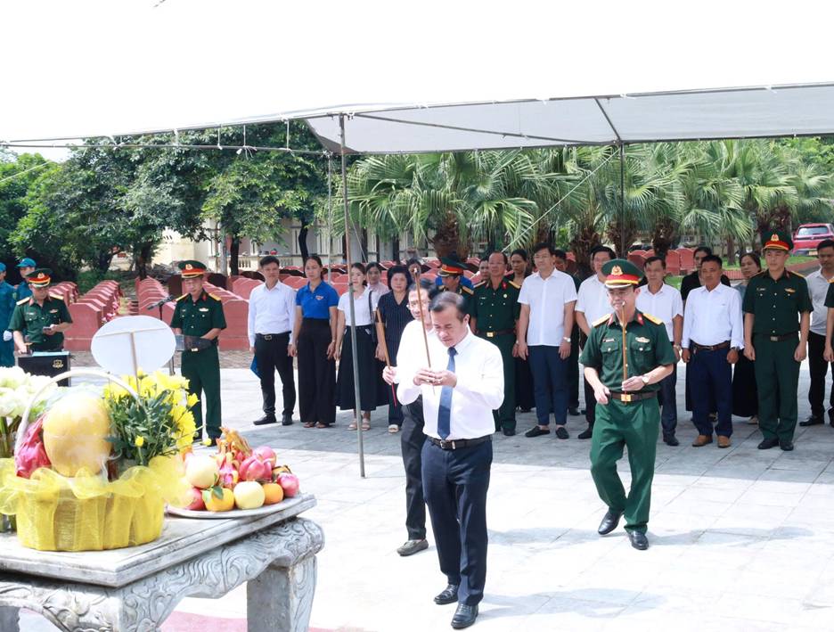 Dâng hương Nghĩa trang liệt sĩ Đá Chông.